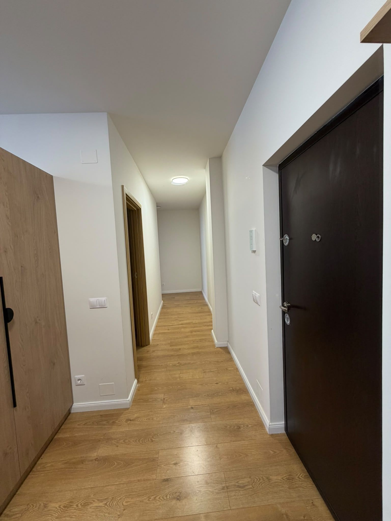 Apartament 3 camere, 2 bai, balcon, etaj intermediar, parcare — fotografia 4