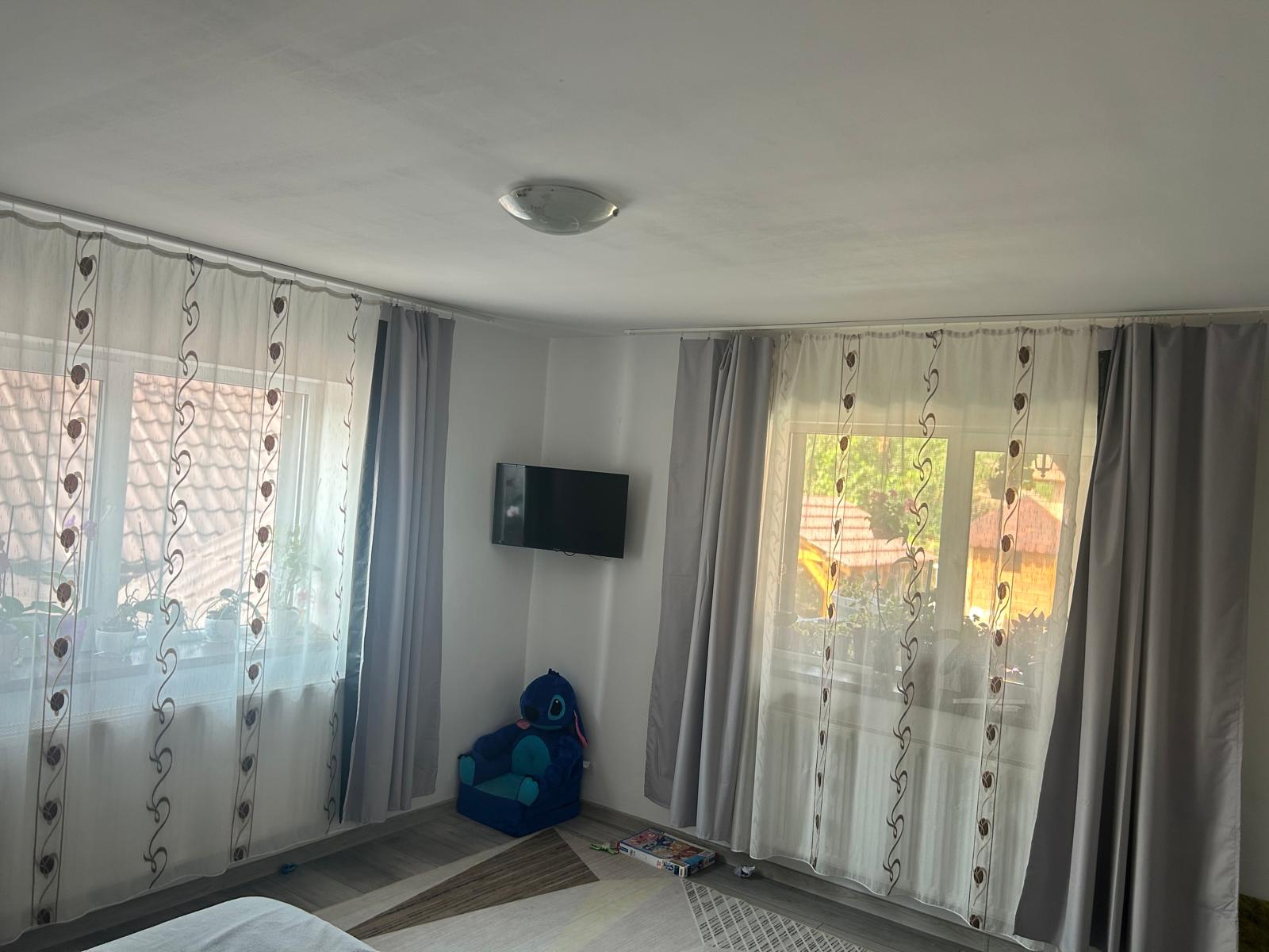 PROPRIETATE APARTE – 3 CORPURI, 196 MP ȘI 15 ARI DE TEREN — fotografia 3