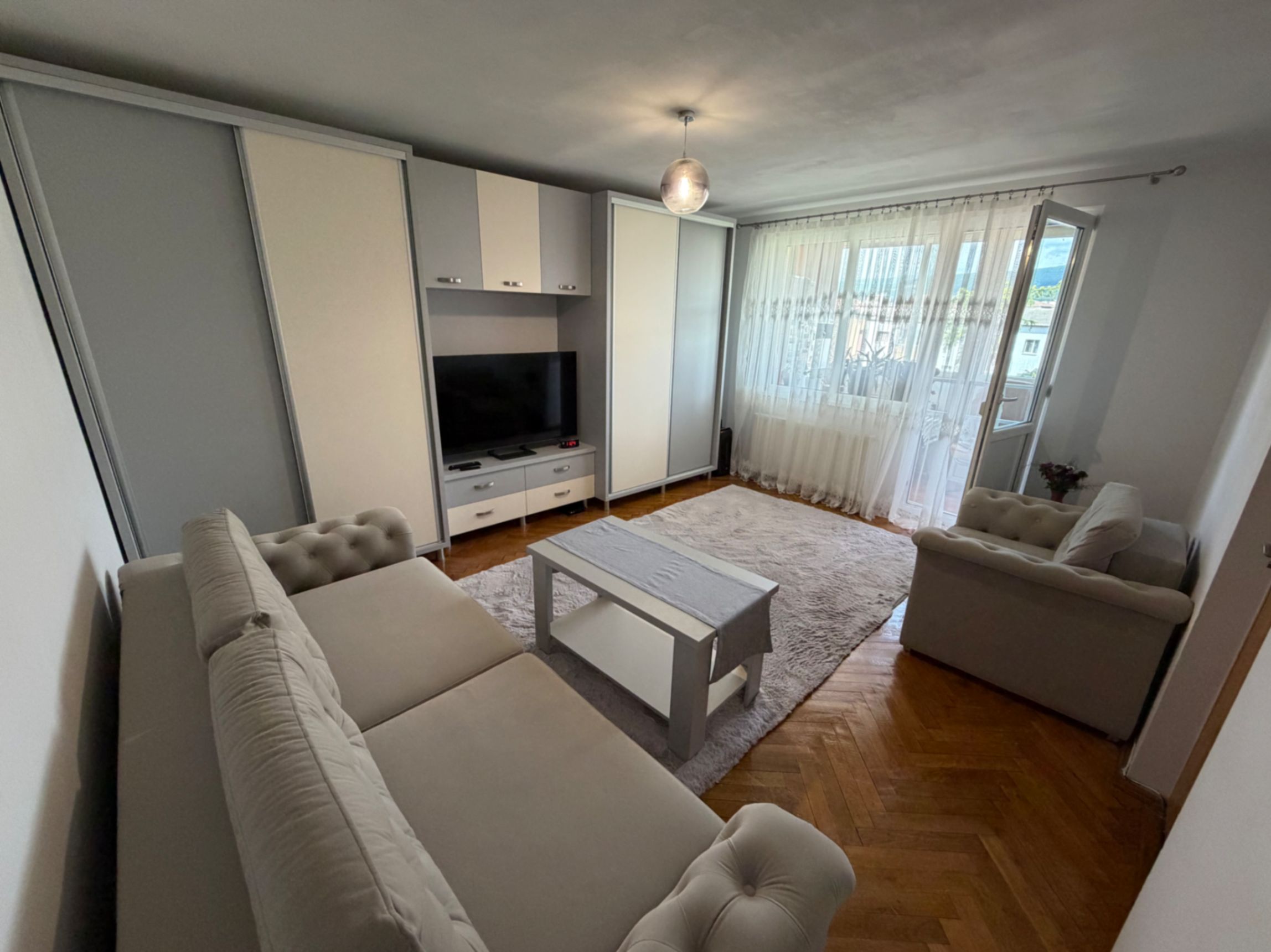 Apartament 2 camere, decomandat - zona Cetate