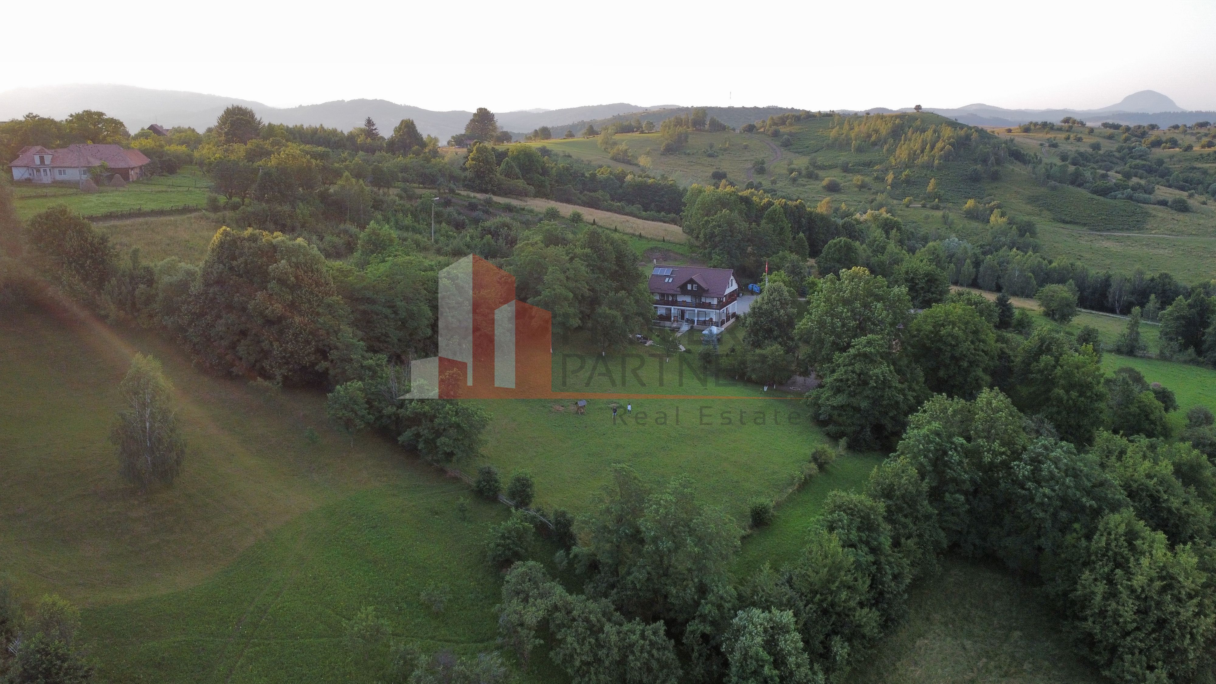 Vilă 340 mp Bran | Teren 5500 mp | 6 dormitoare cu băi proprii — fotografia 3