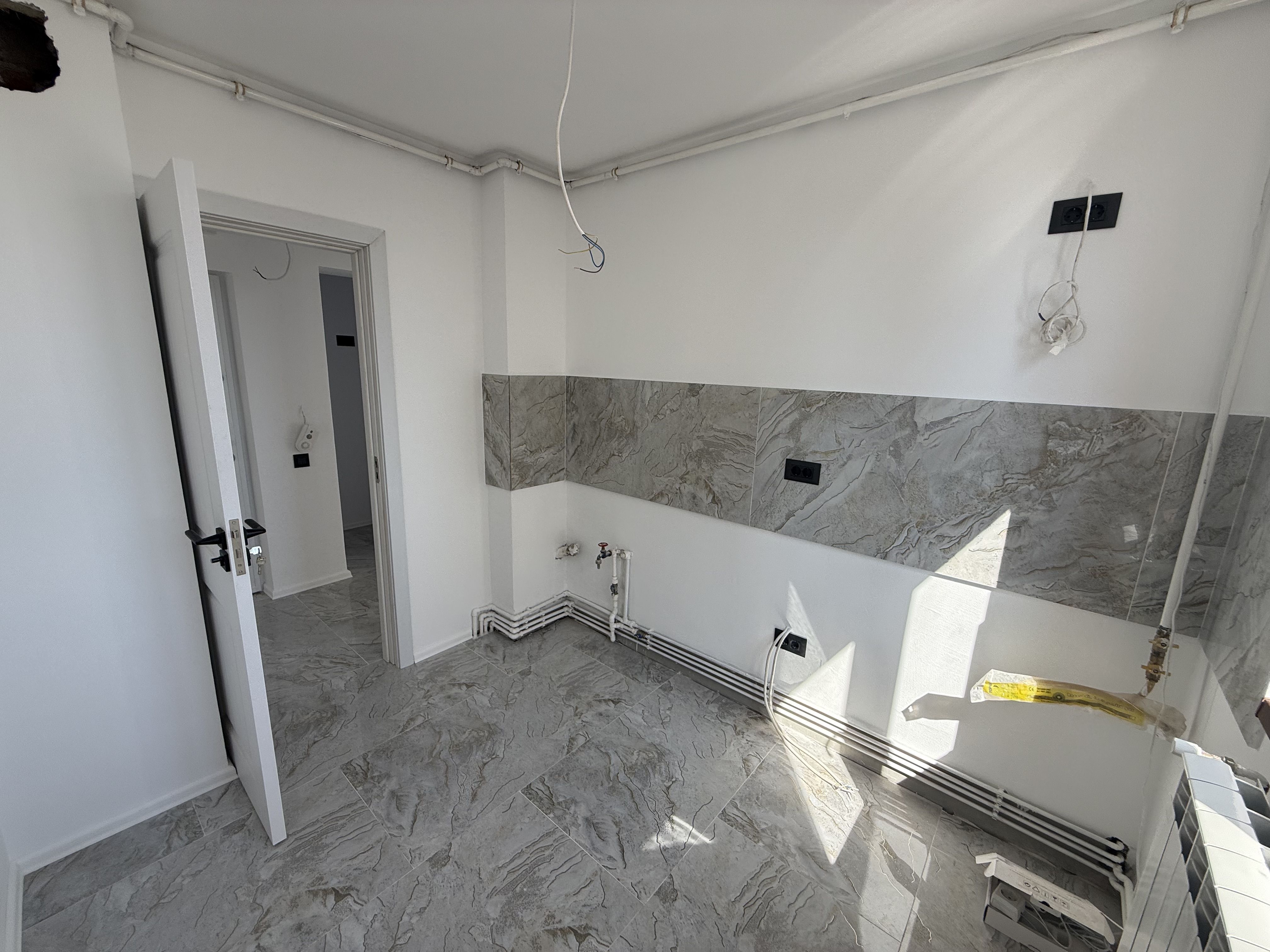 Apartament 3 camere renovat ca la carte zona OMV Campina — fotografia 9