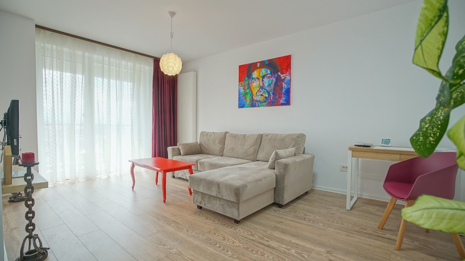 Coresi Urban Vibe | Apartament modern cu vedere directă la pietonală — fotografia 2