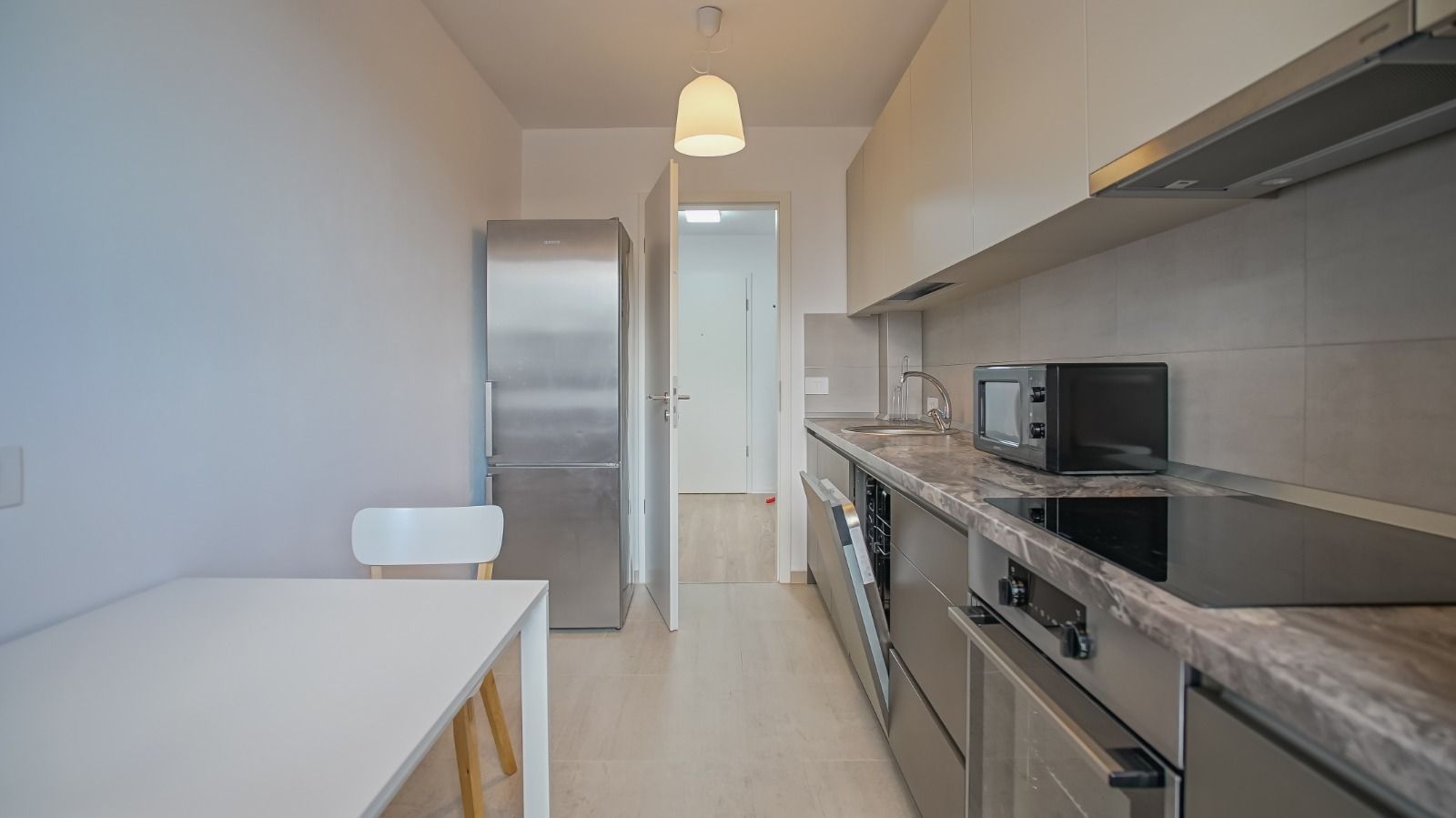 Coresi Urban Vibe | Apartament modern cu vedere directă la pietonală — fotografia 4