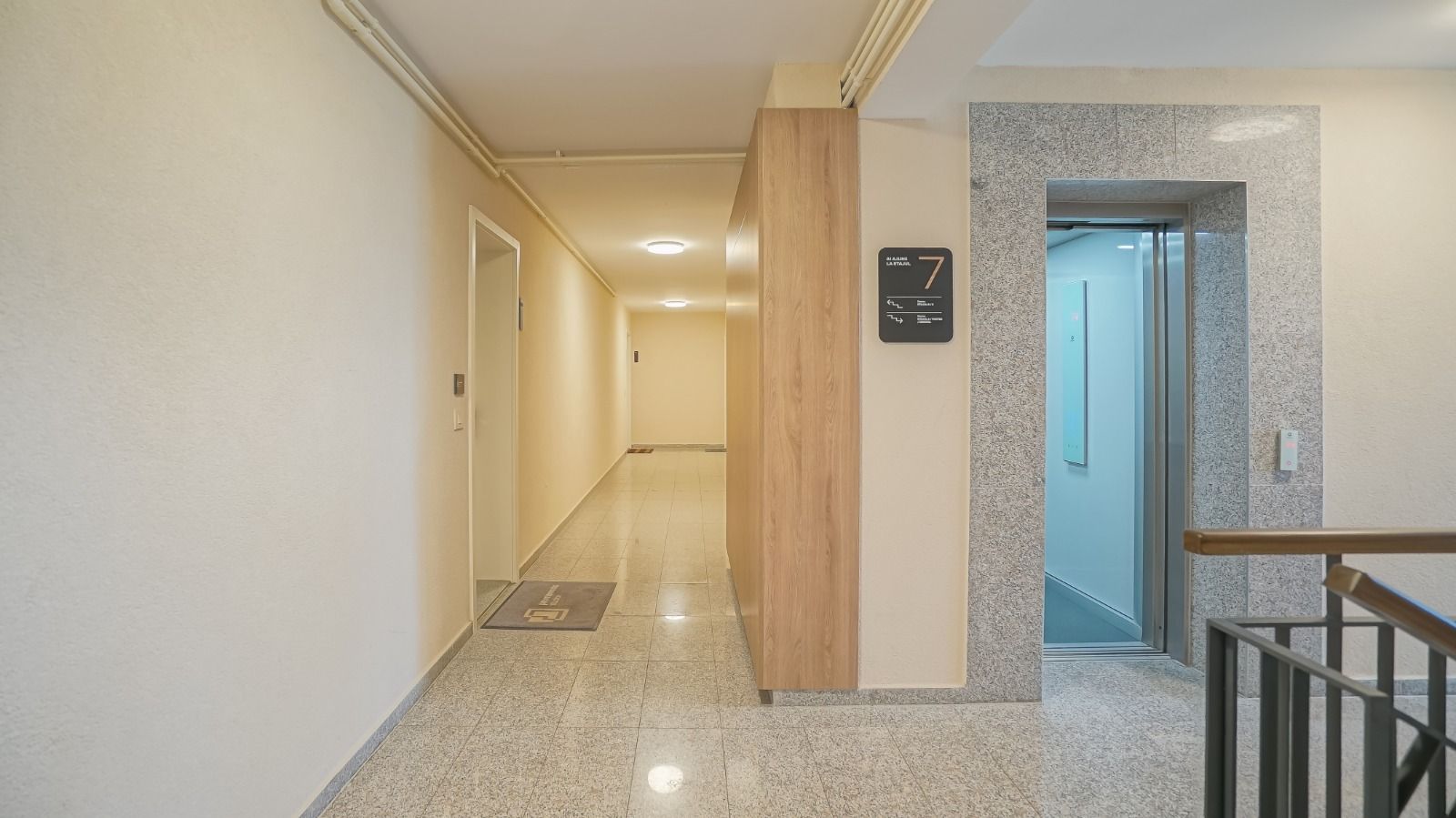 Coresi Urban Vibe | Apartament modern cu vedere directă la pietonală — fotografia 6