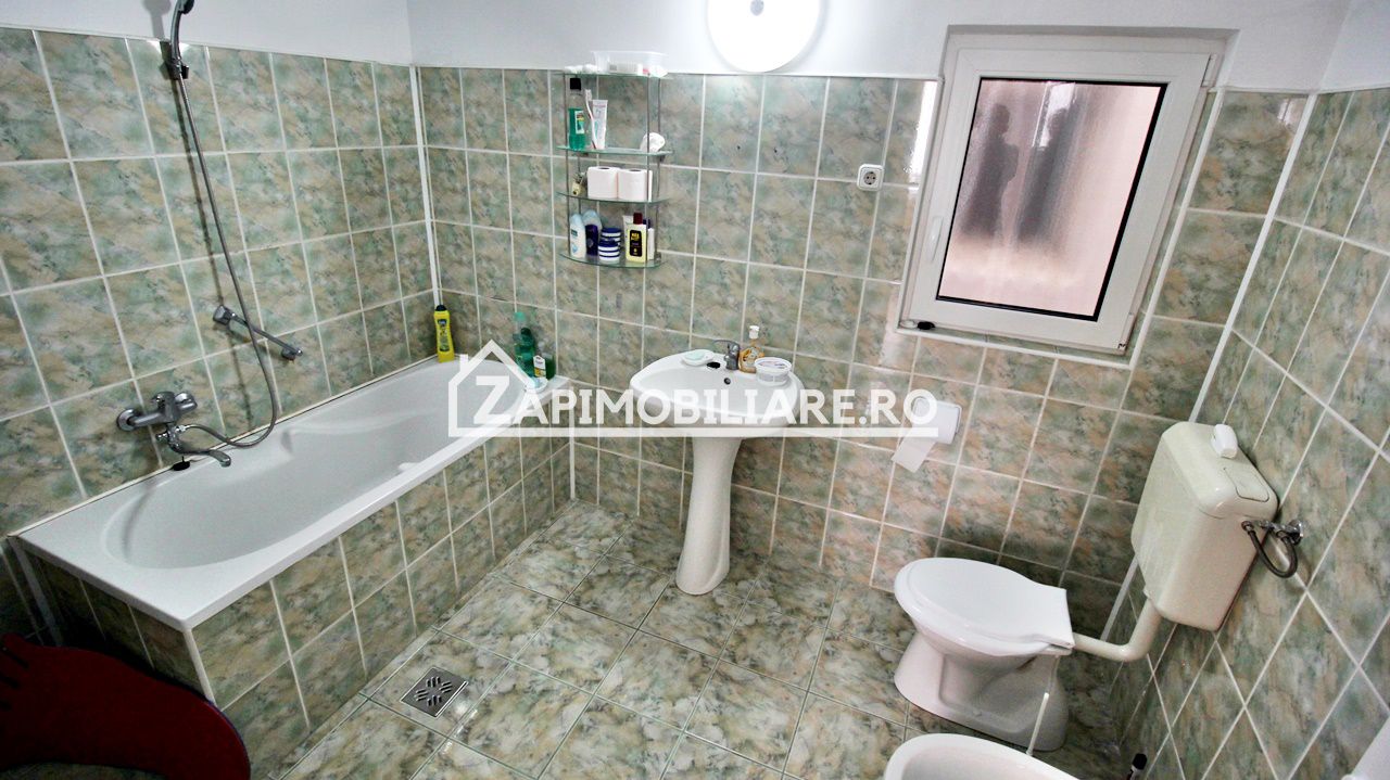 Casa 5 camere,3 băi,180 mp.teren 371 mp.Central — fotografia 3