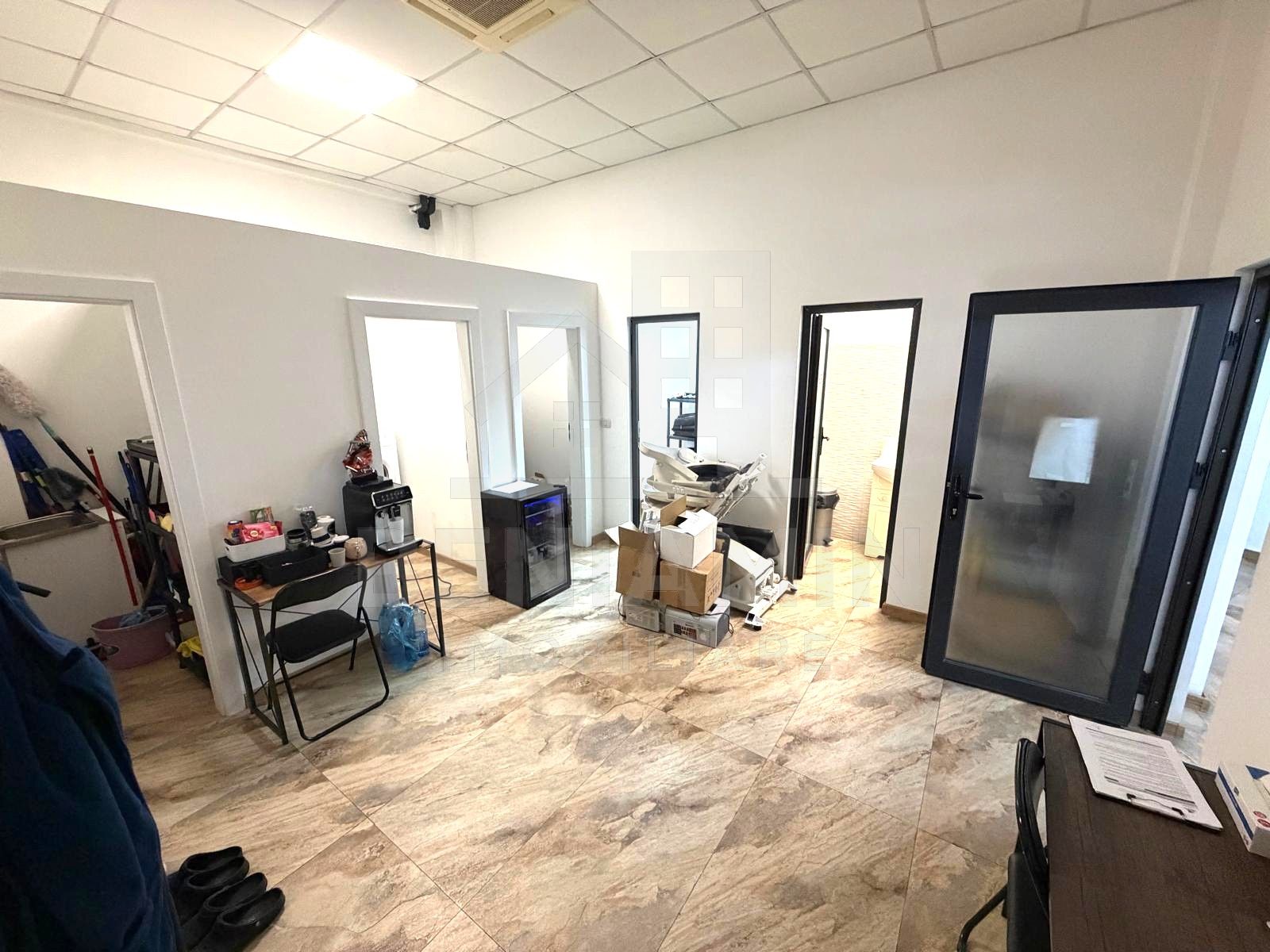 Spatiu comercial pe Bulevardul Decebal - Rovine - Helmat 100mp — fotografia 4