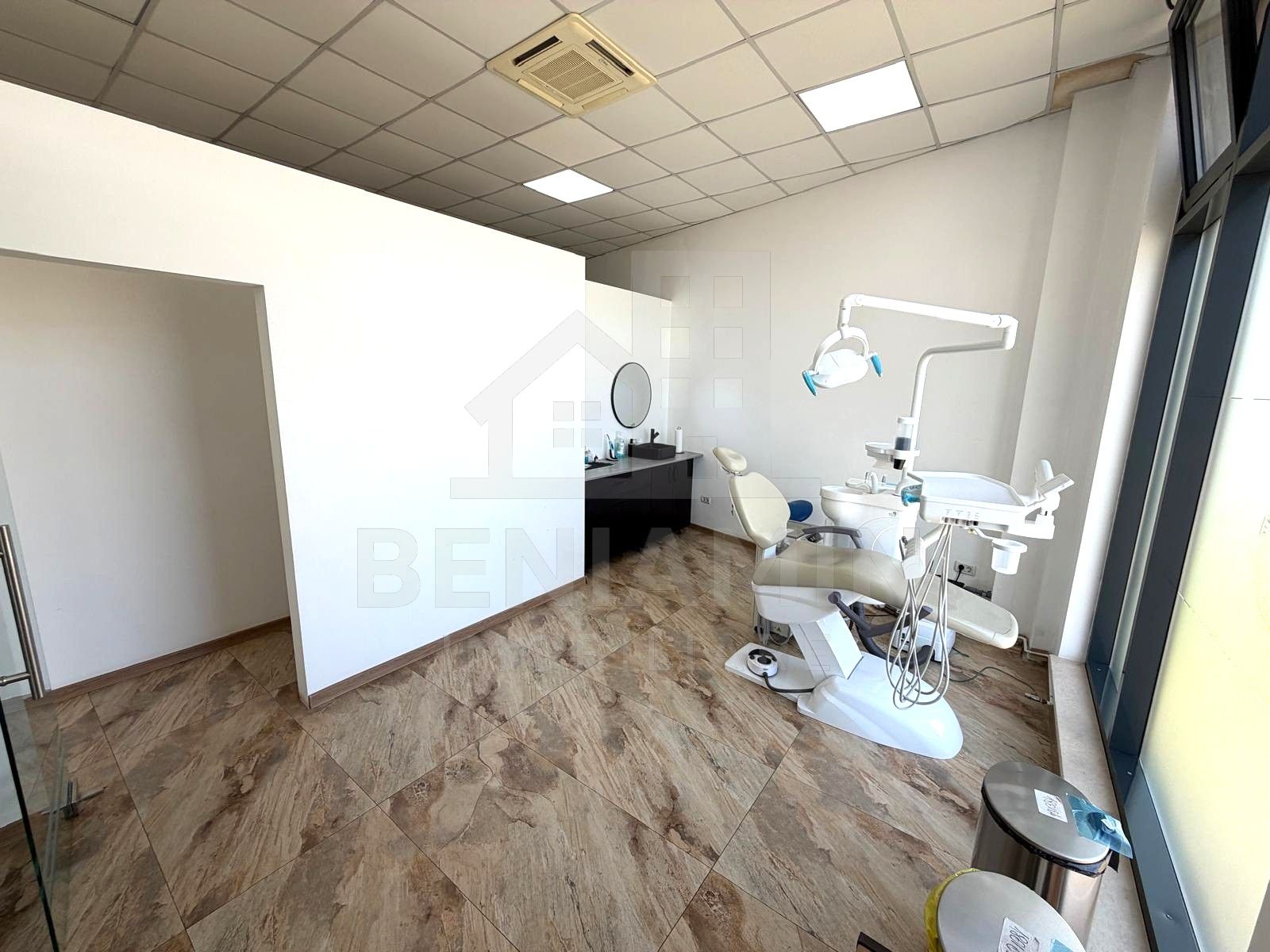 Spatiu comercial pe Bulevardul Decebal - Rovine - Helmat 100mp — fotografia 5
