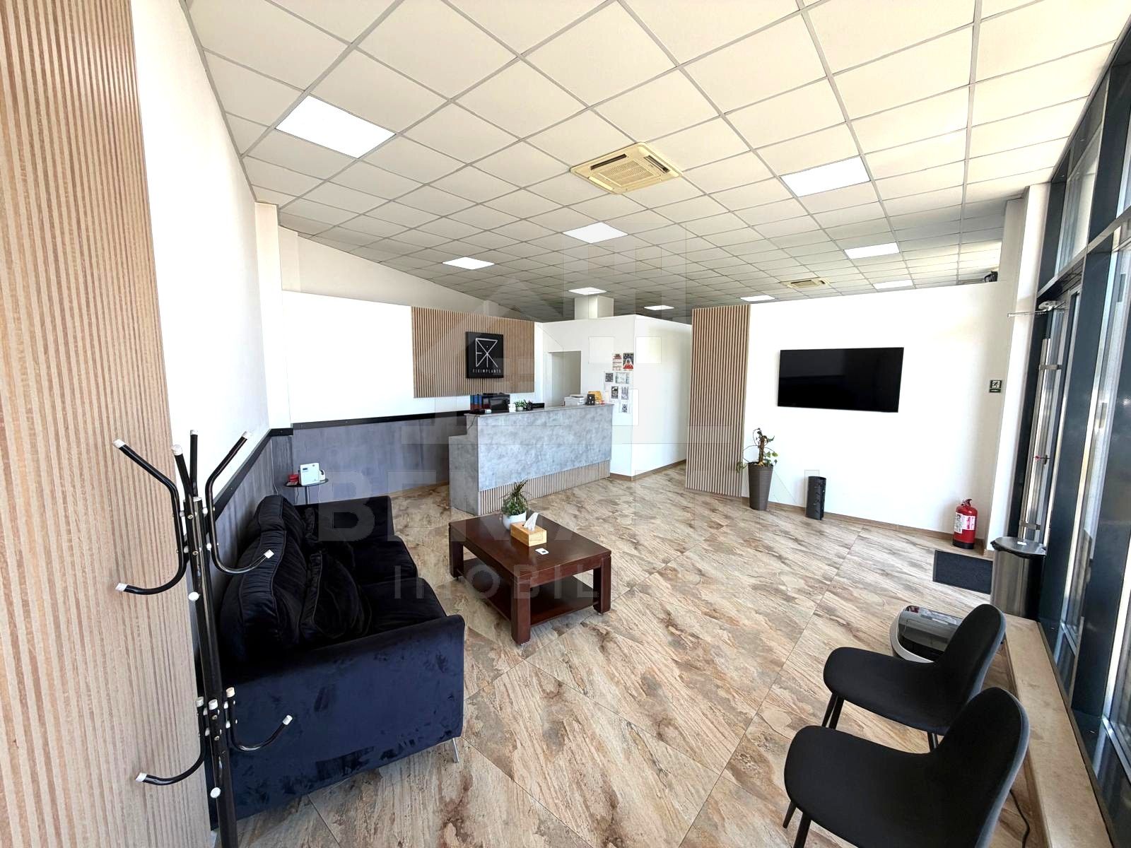 Spatiu comercial pe Bulevardul Decebal - Rovine - Helmat 100mp — fotografia 6