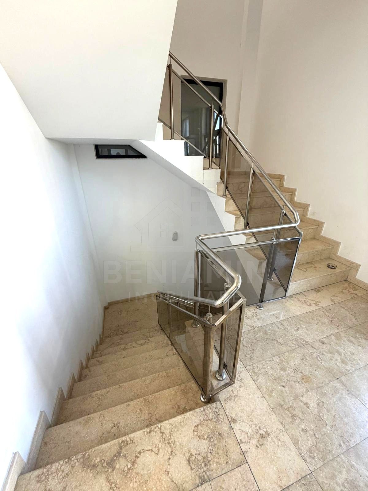 Spatiu comercial pe Bulevardul Decebal - Rovine - Helmat 100mp — fotografia 7