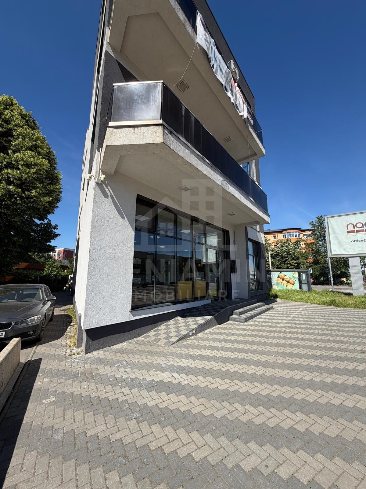 Spatiu comercial pe Bulevardul Decebal - Rovine - Helmat 100mp — fotografia 9
