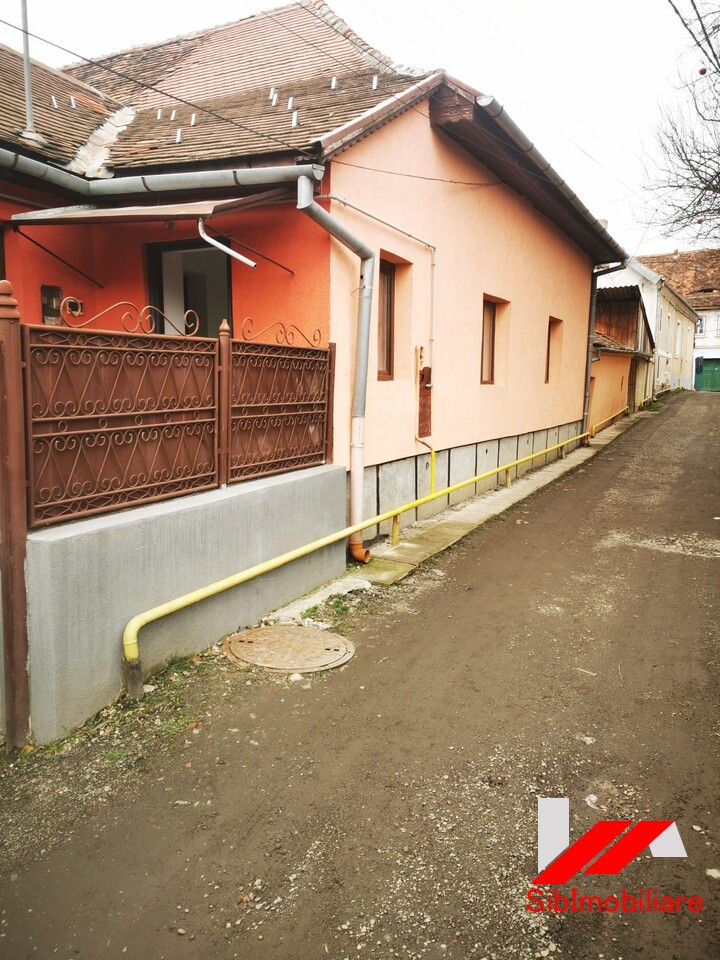 Casa 3 camere , Individuala, renovata, curte si garaj , Cisnadie