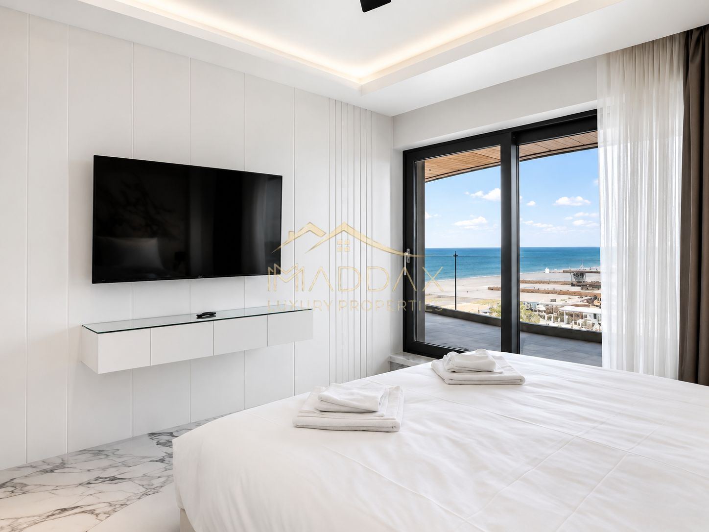 Apartament LUX**5 Camere**Prima linie la MARE**Complex cu piscina//MAMAIA