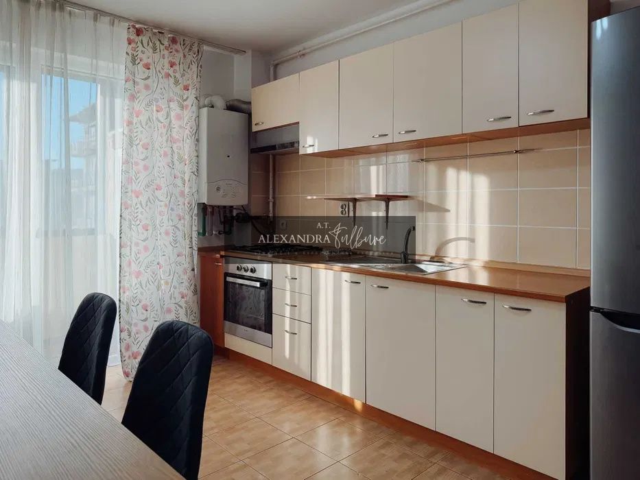 Apartament de vanzare, 2 camere, etaj intermediar, balcon, parcare
