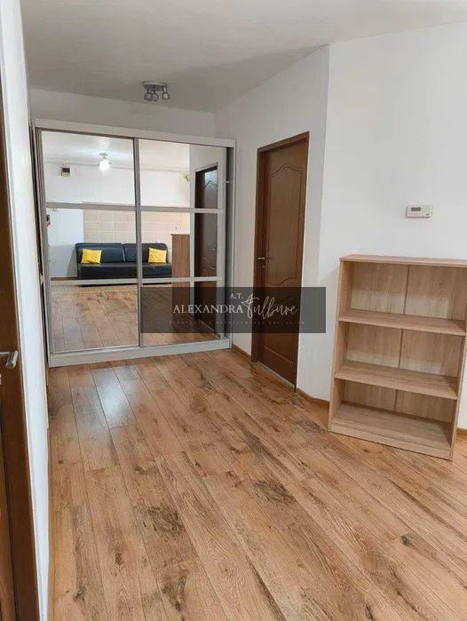 Apartament de vanzare, 2 camere, etaj intermediar, balcon, parcare — fotografia 3