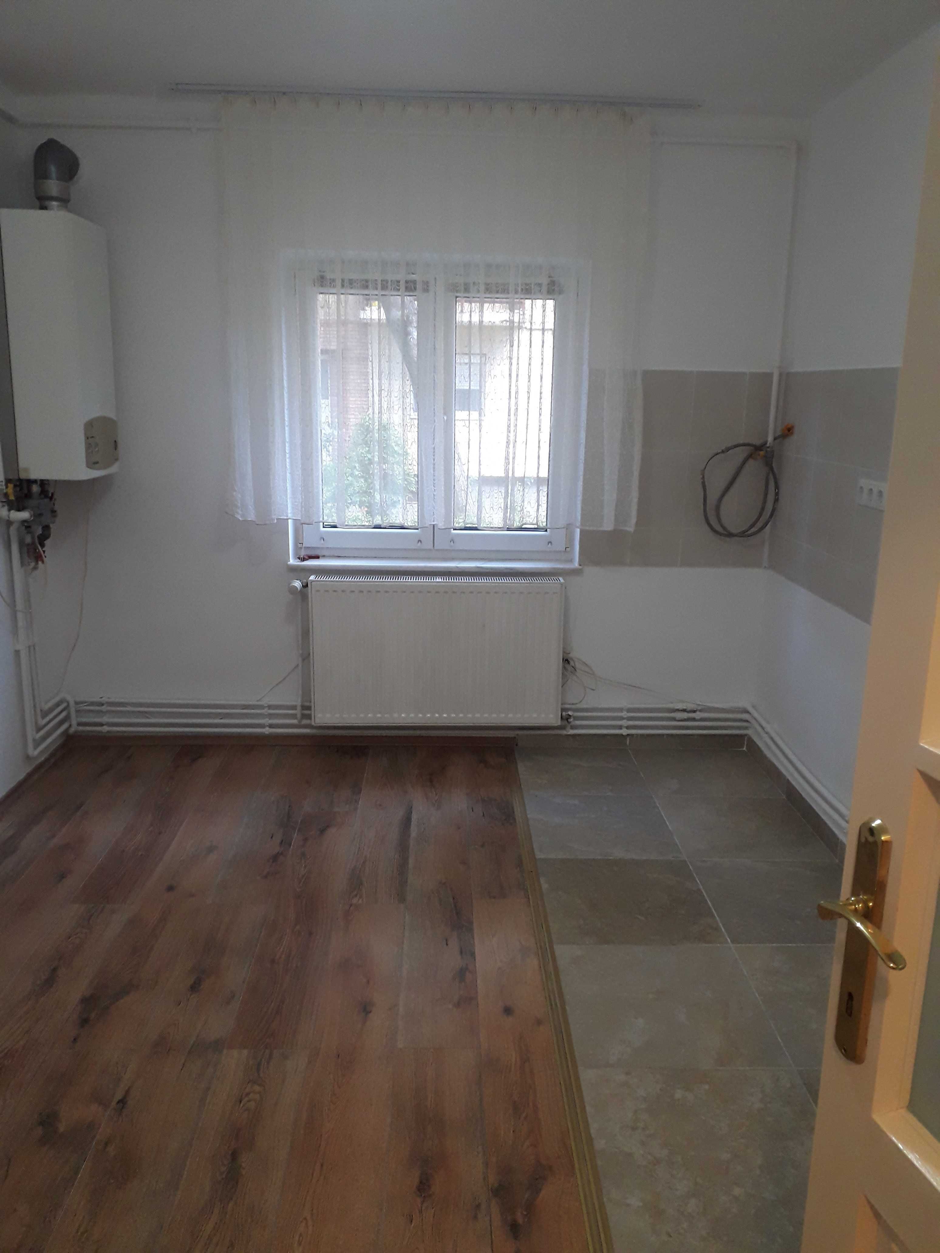 Vând apartament 3 camere , micro 17, destinație spțiu comercial