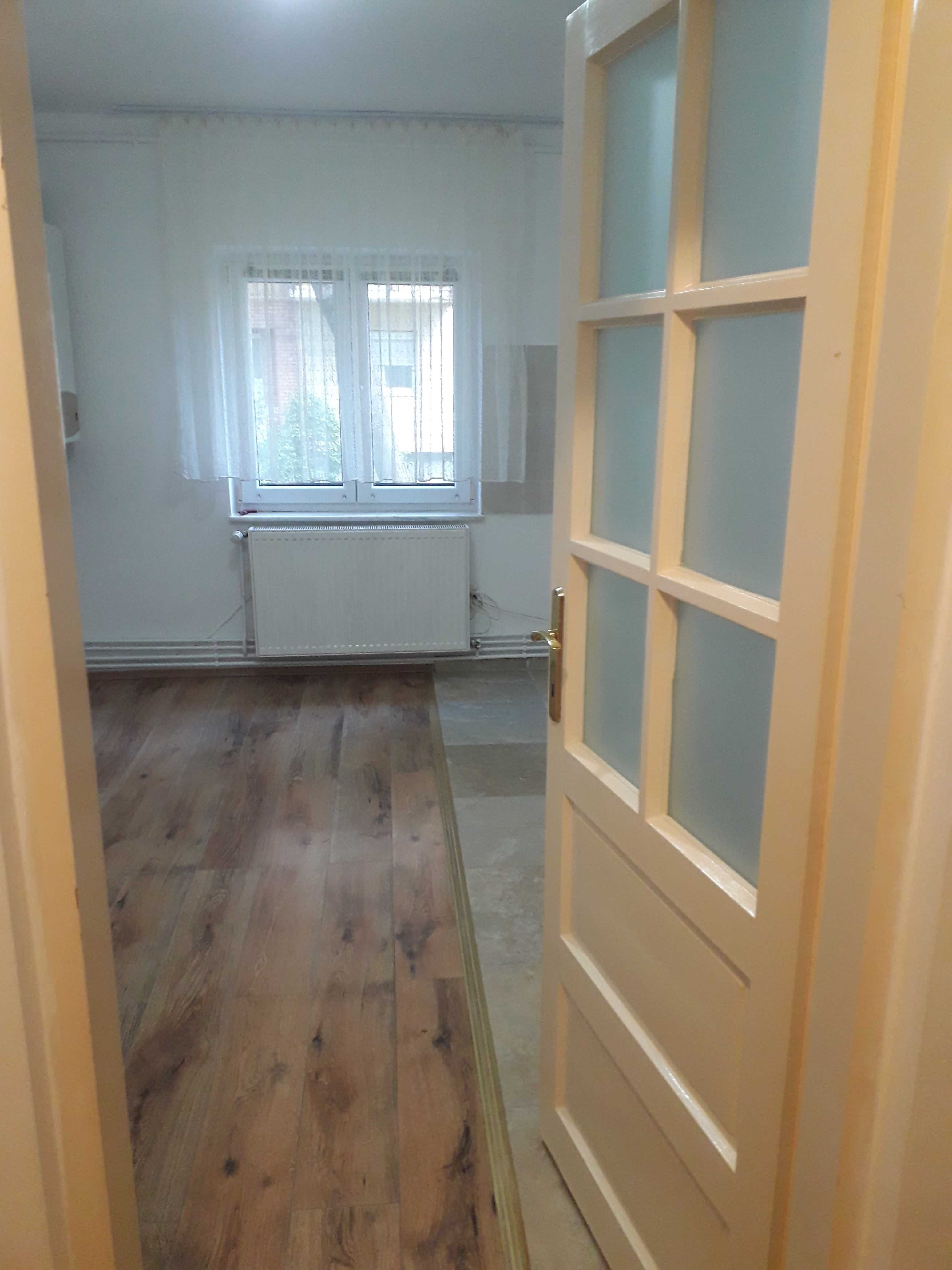 Vând apartament 3 camere , micro 17, destinație spțiu comercial — fotografia 2