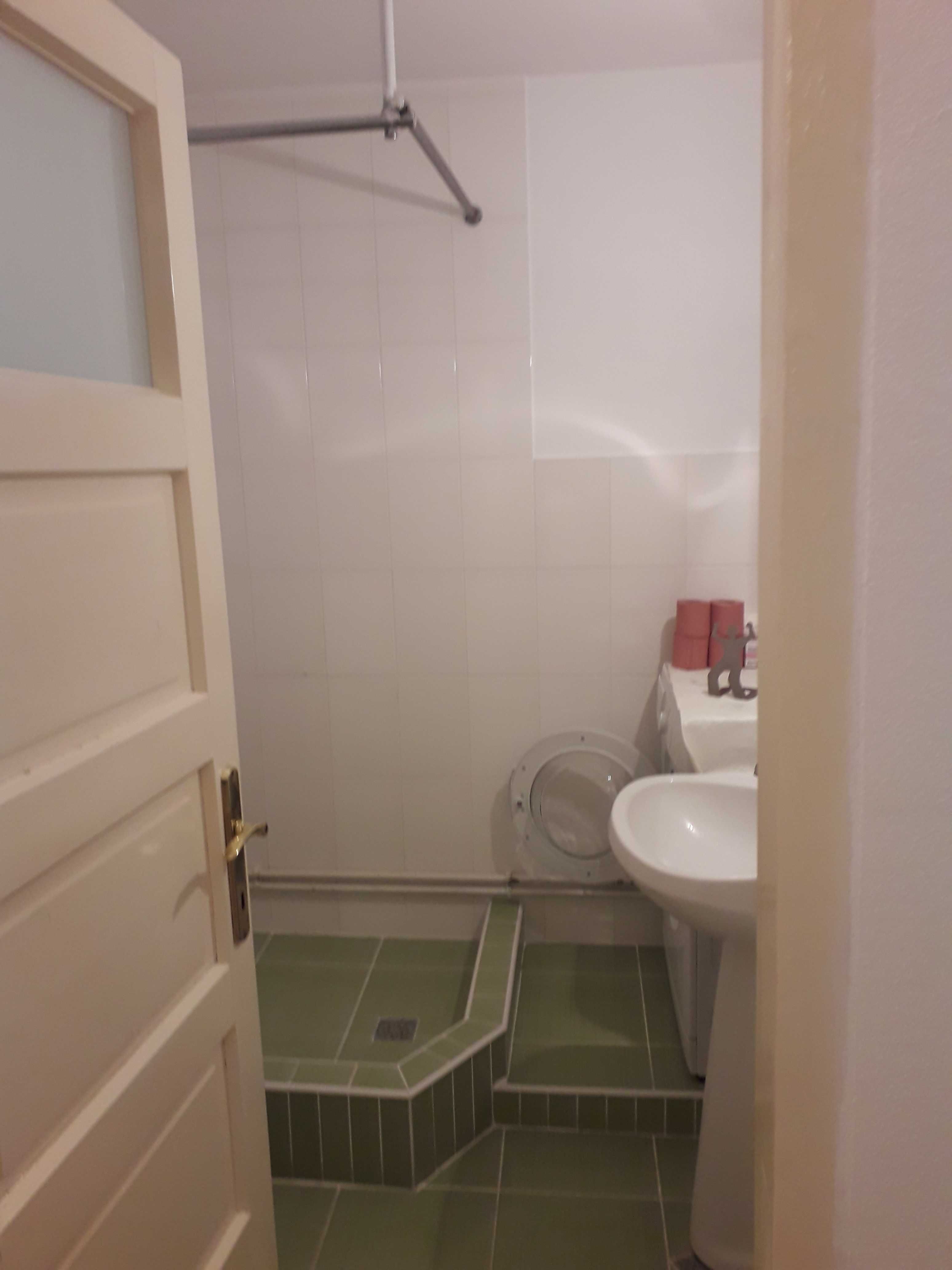 Vând apartament 3 camere , micro 17, destinație spțiu comercial — fotografia 3