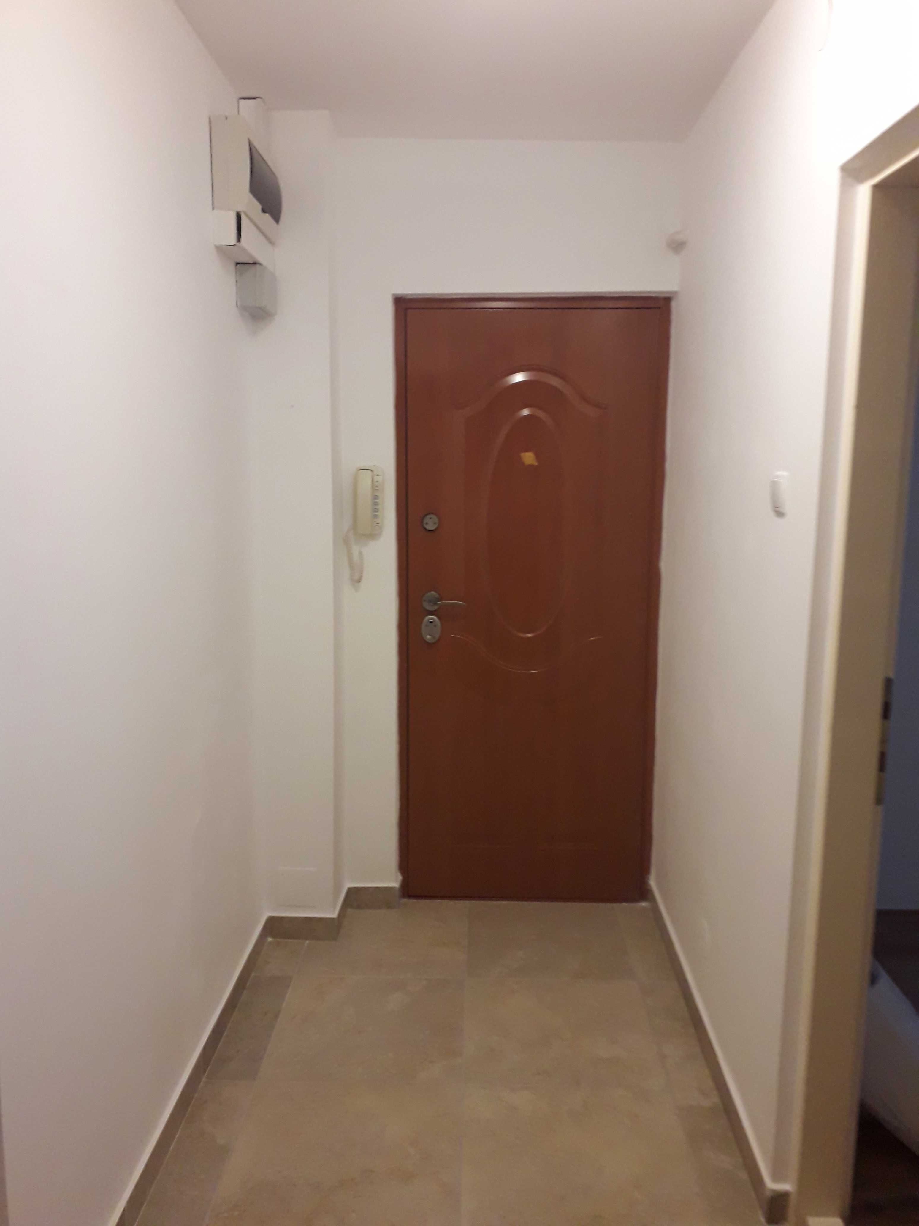 Vând apartament 3 camere , micro 17, destinație spțiu comercial — fotografia 4