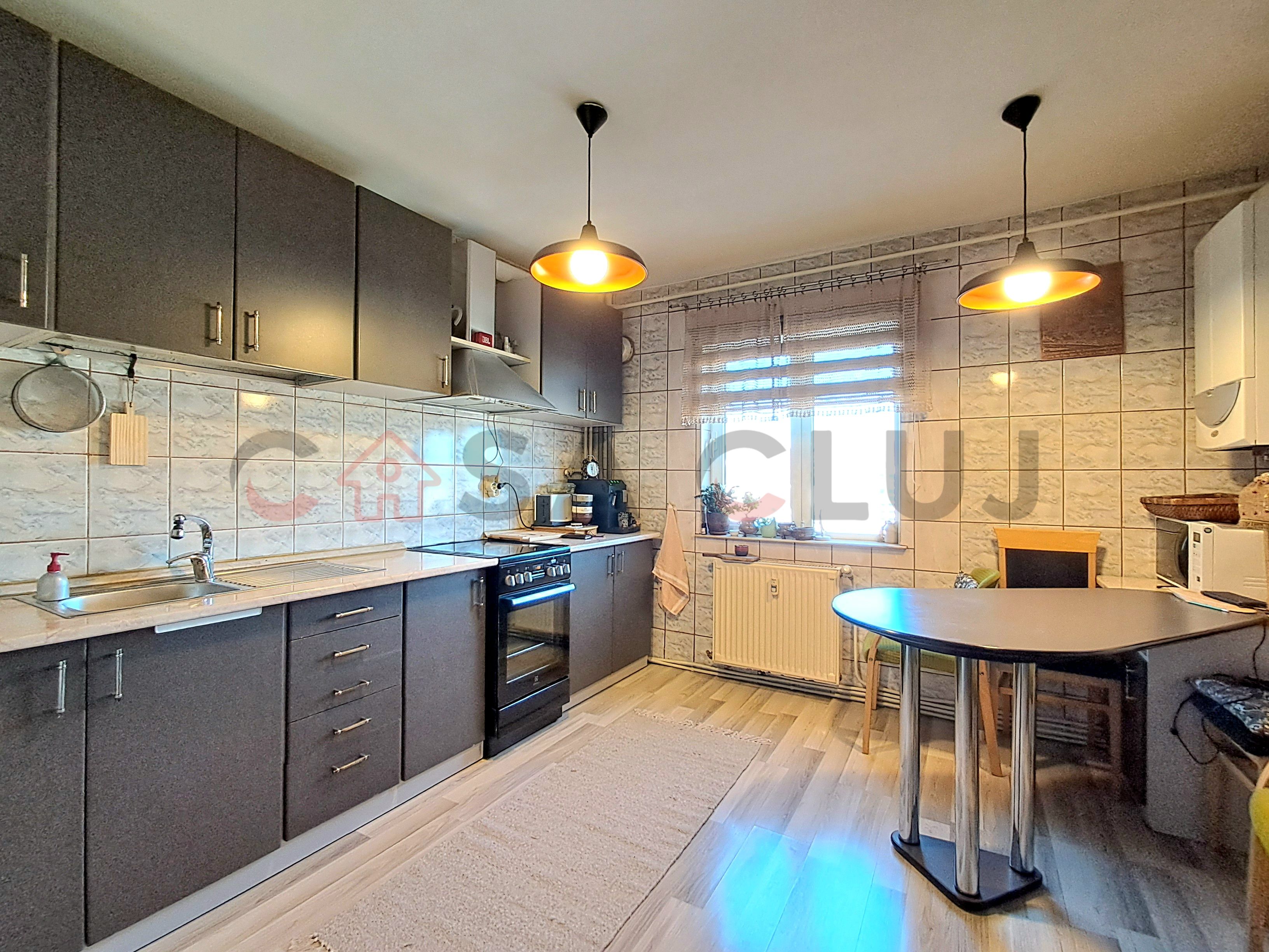 4 camere, 2 balcoane,2 Bai , parcare – zona Piața Flora!!
