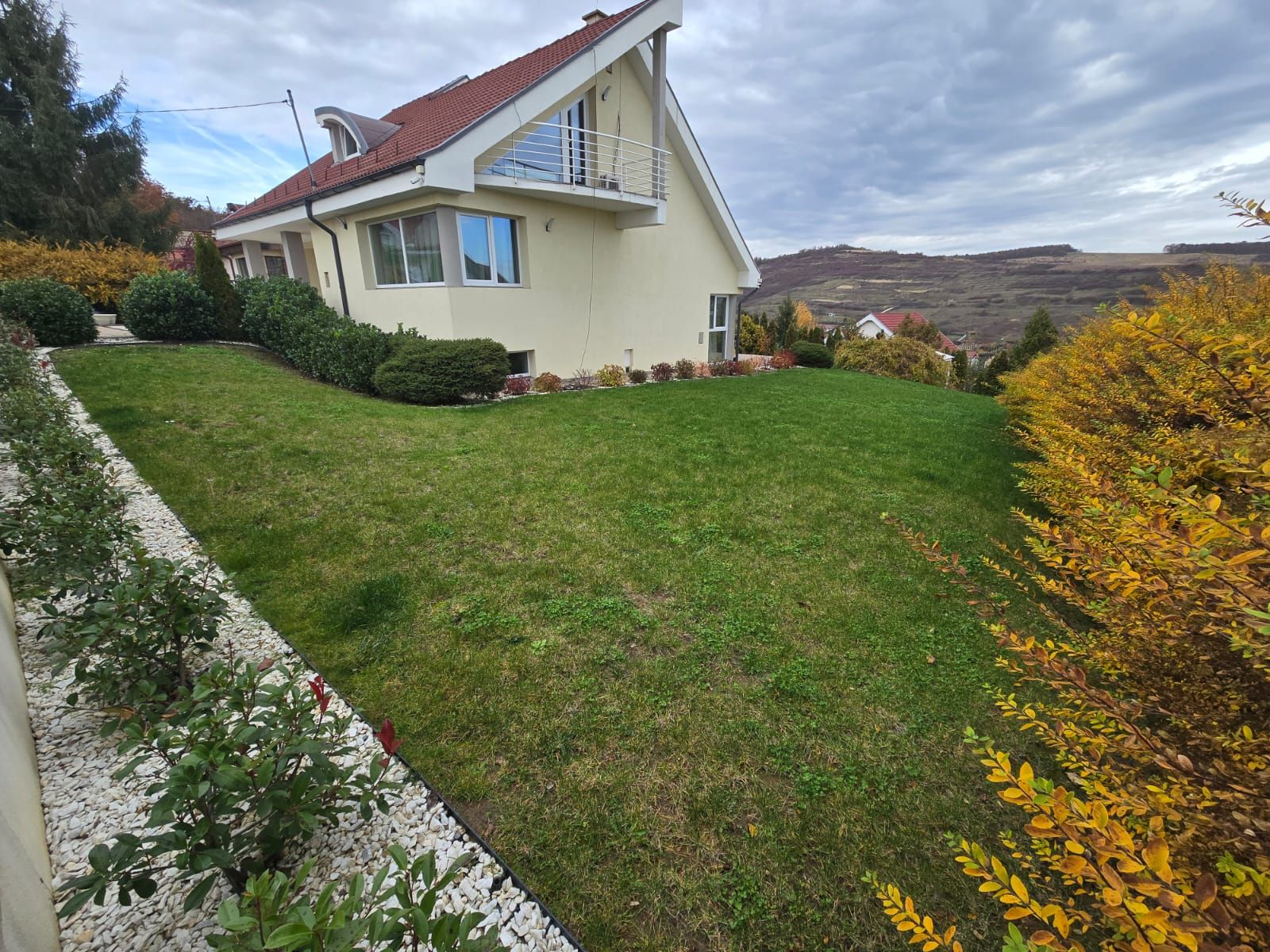 Casa D-P-E, 5 camere 200 mp,1.000 mp teren, garaj, semineu