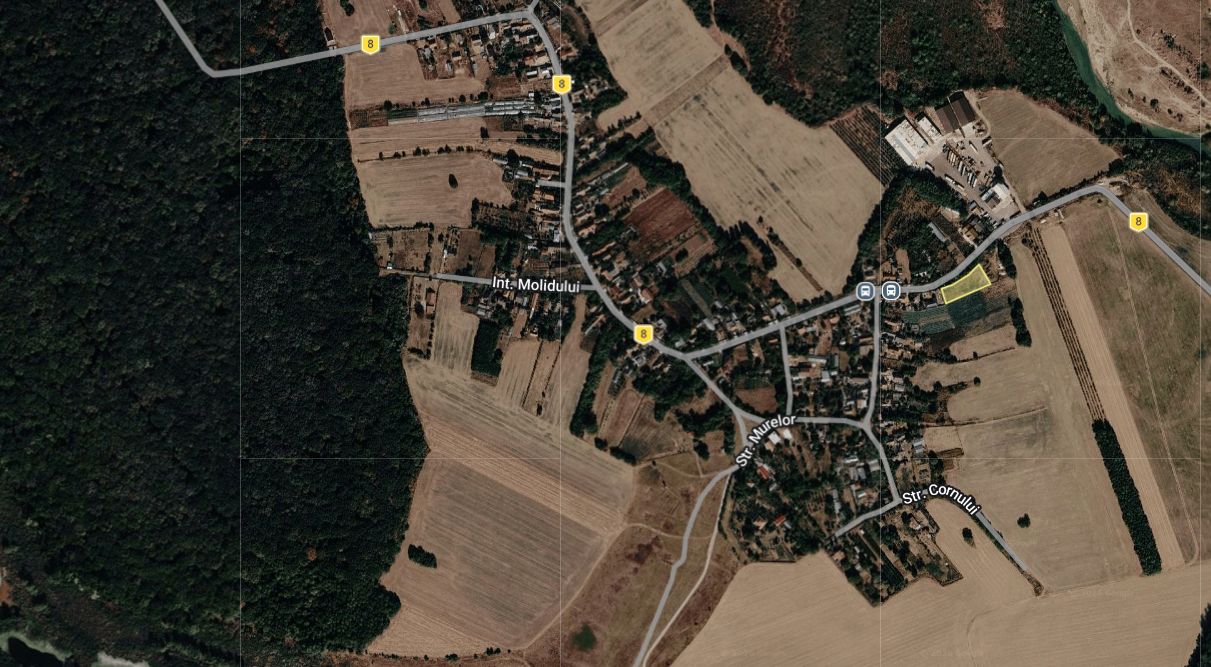 Intravilan in zona pitoreasca cu padurea si apa in apropiere — fotografia 3