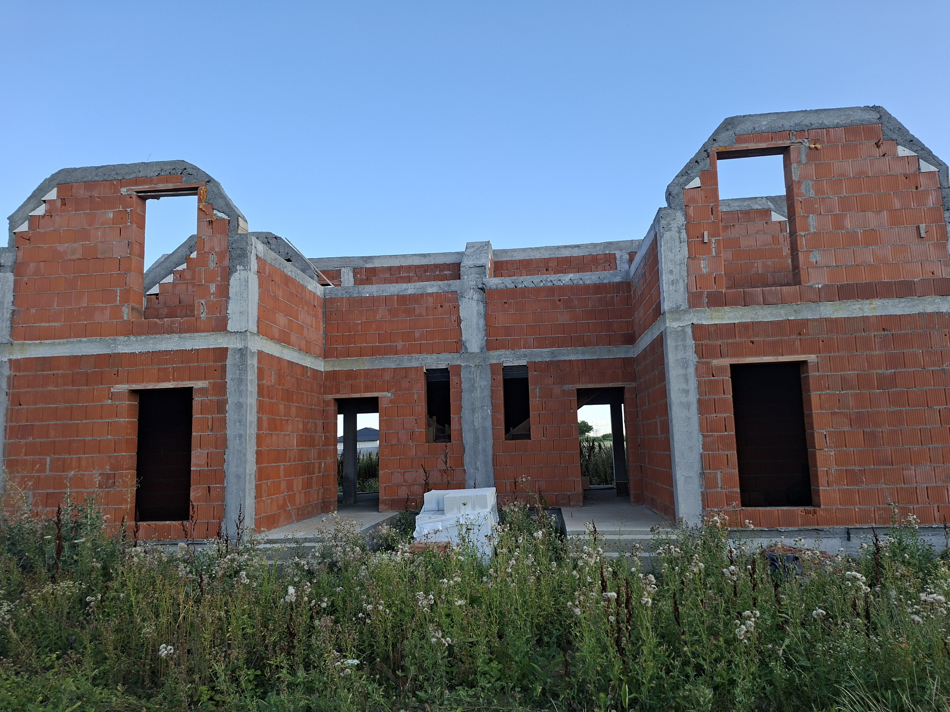 BRASADAS vinde casa in constructie de tip DUPLEX in Odoreu.