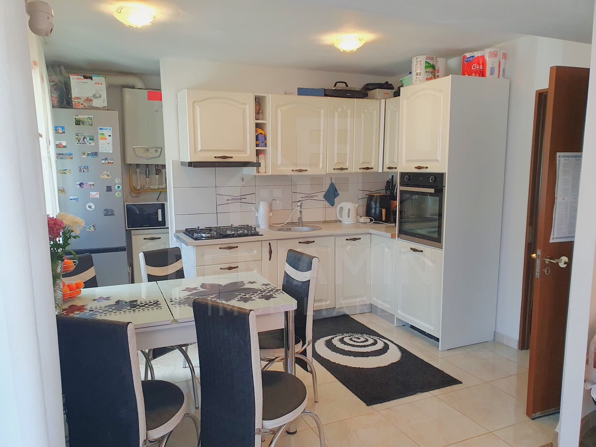 Apartament 4 camere etaj 1 Cartier Noua 99mp doua parcari — fotografia 3