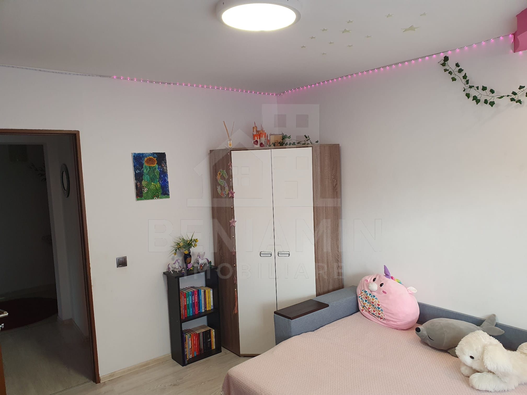 Apartament 4 camere etaj 1 Cartier Noua 99mp doua parcari — fotografia 5
