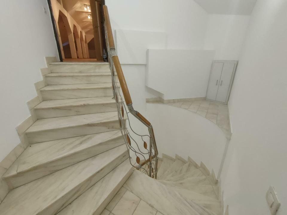 BDUL DACIA, PIATA GEMENI,  2 etaje SPATIU BIROURI — fotografia 6