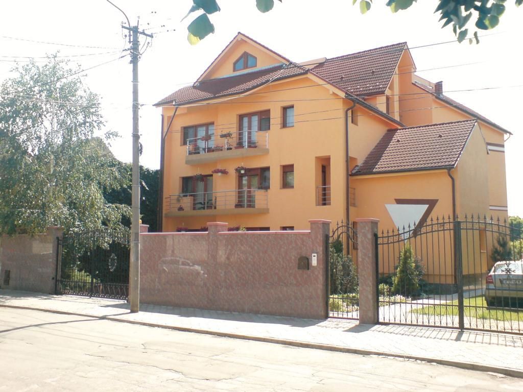 ageuropa.ro vinde casa 16 camere teren 1500mp in zona ULTRACENTRALA. — fotografia 4