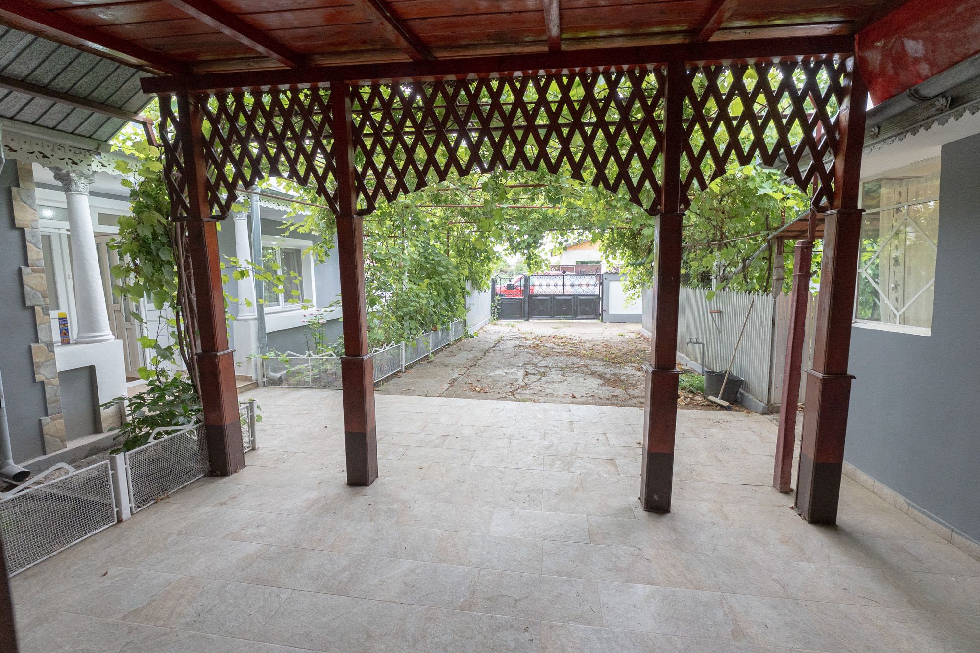 Casă cu 5 camere, complet renovată cu teren 920 mp în Tecuci — fotografia 4