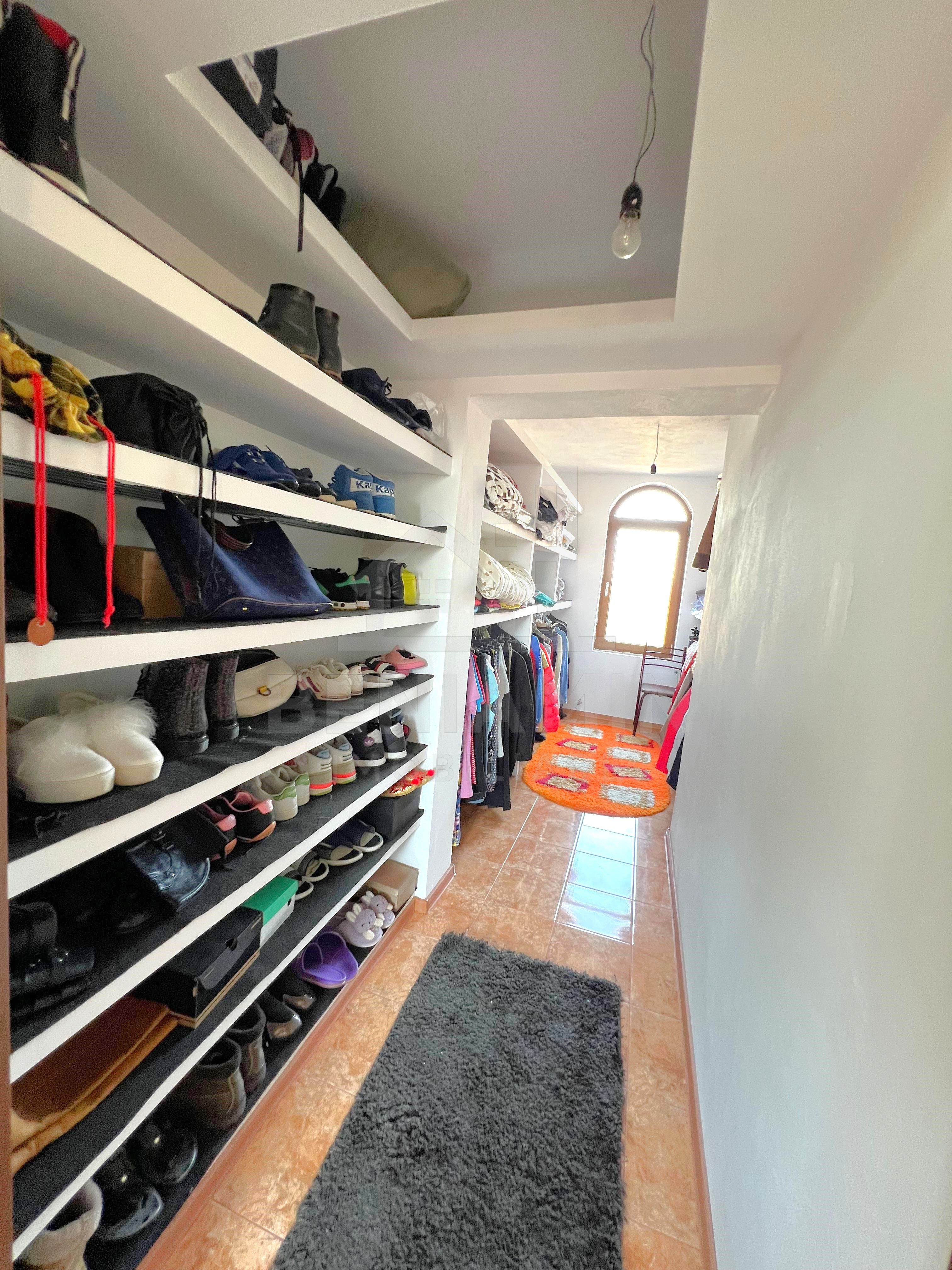 Casa 5 Dormitoare 2 bucatarii 3 bai Living-Toate utilitatile-Popoveni — fotografia 6
