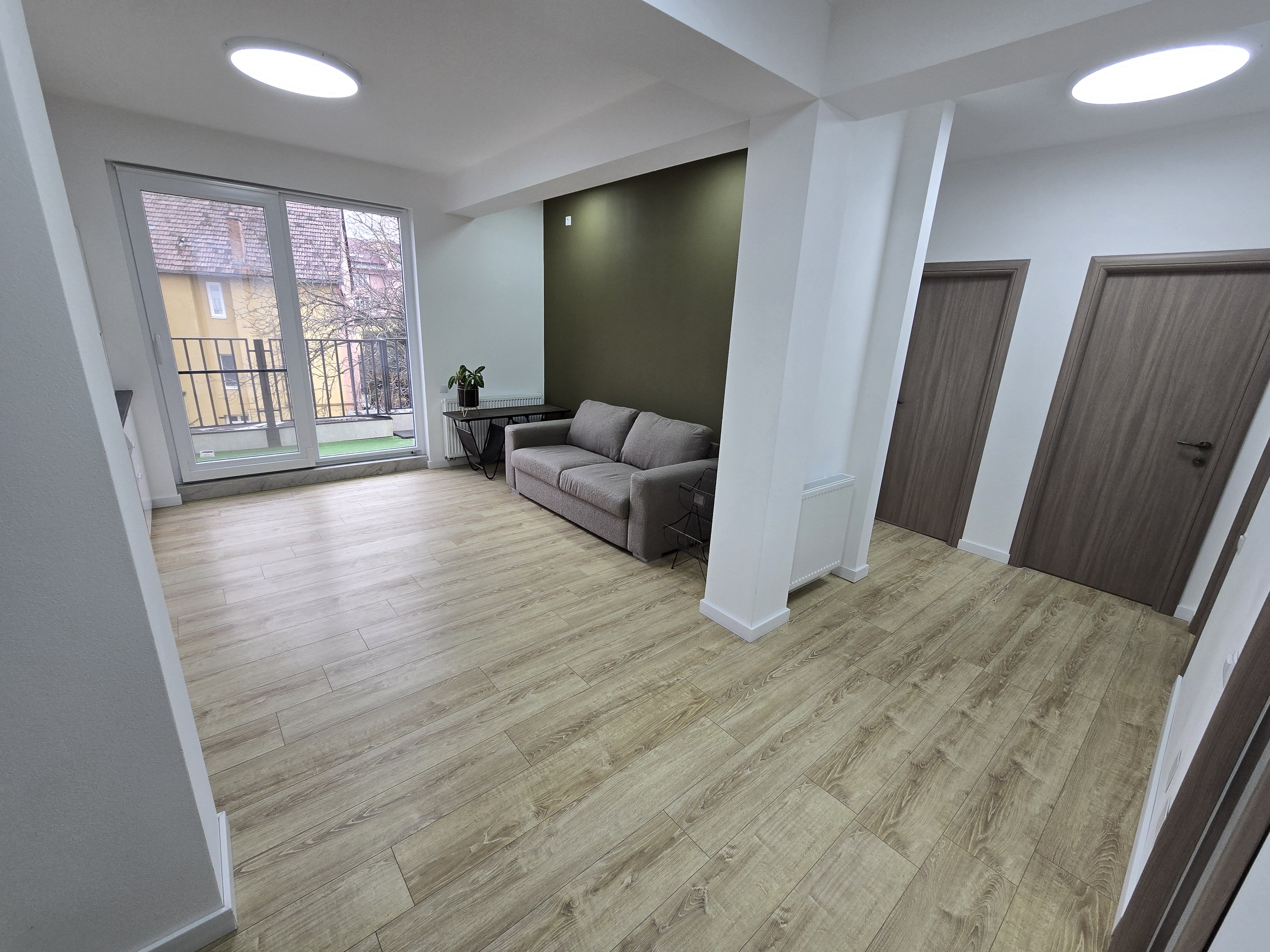 Apartament 3 camere,2 terase,2 băi,95mp,zona Centrală
