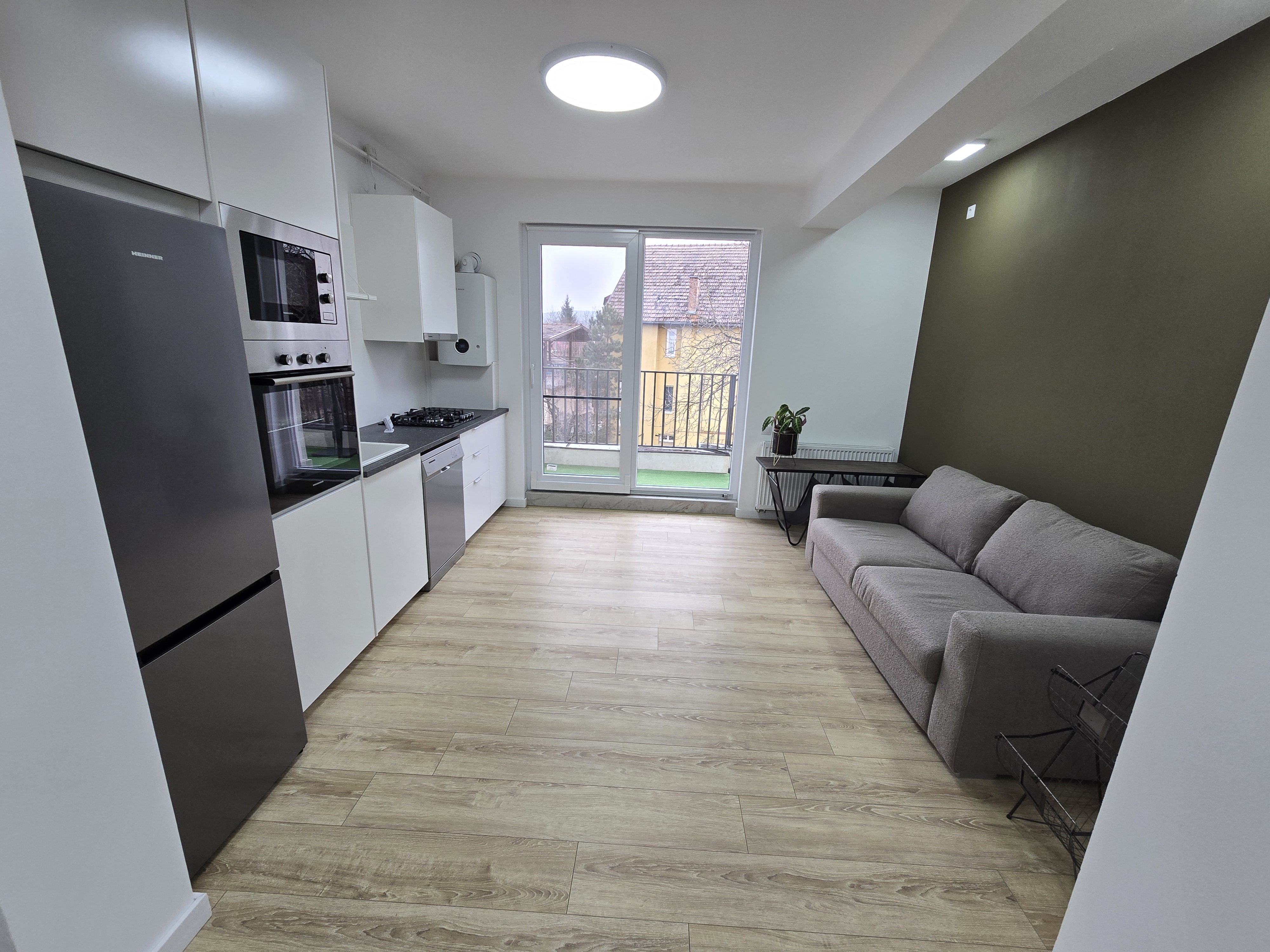 Apartament 3 camere,2 terase,2 băi,95mp,zona Centrală — fotografia 3