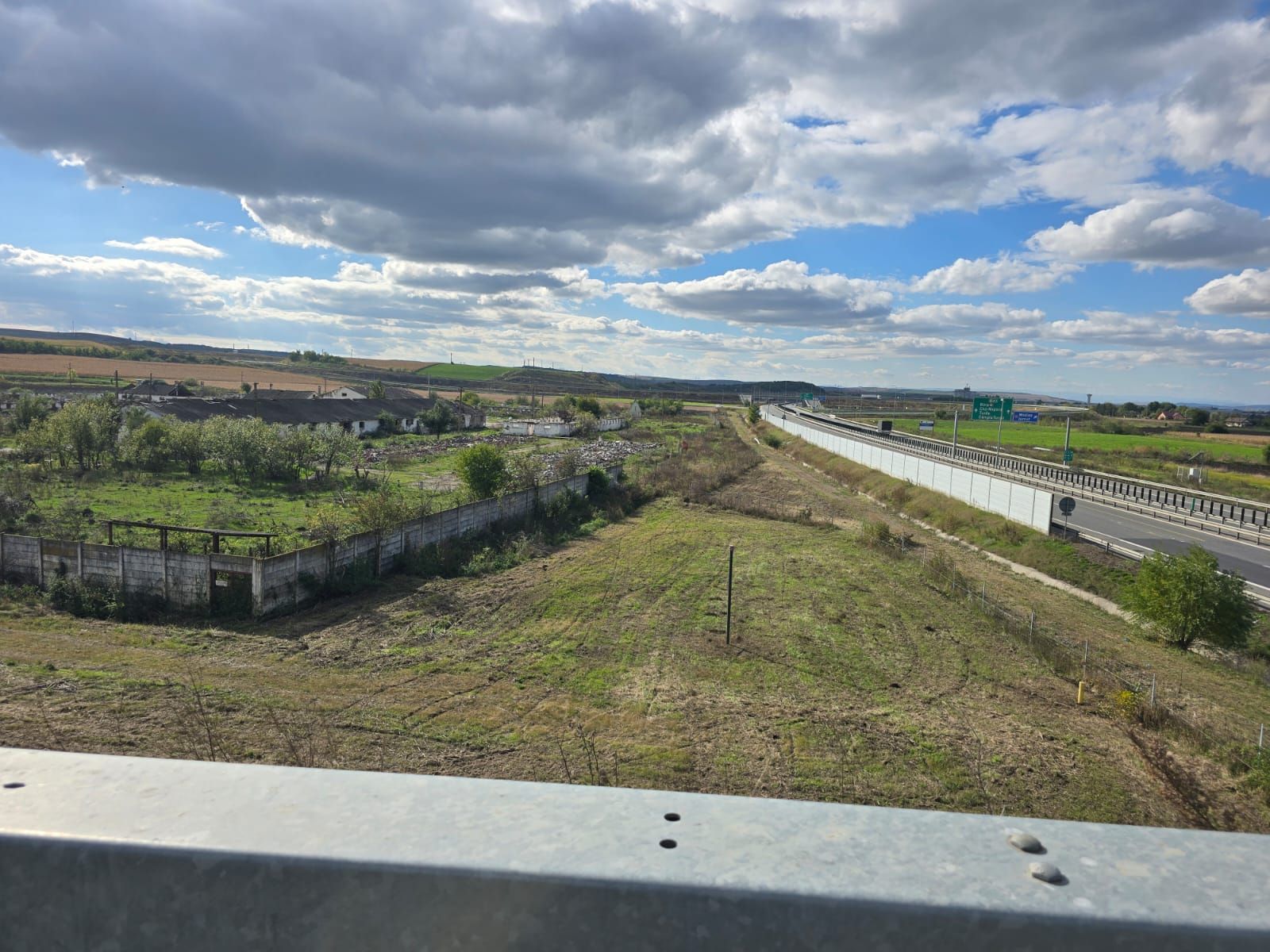 Teren+clădiri 60.000 mp.18 euro mp.deschidere la autostradă,
