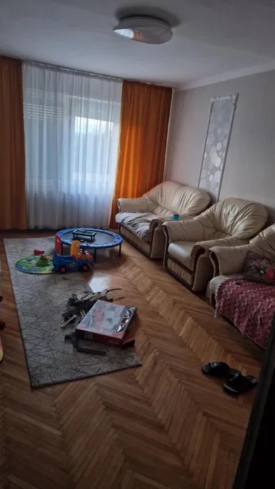 vand in Sang.de Mures apt. 4 camere,et.4 din 4, decomandat