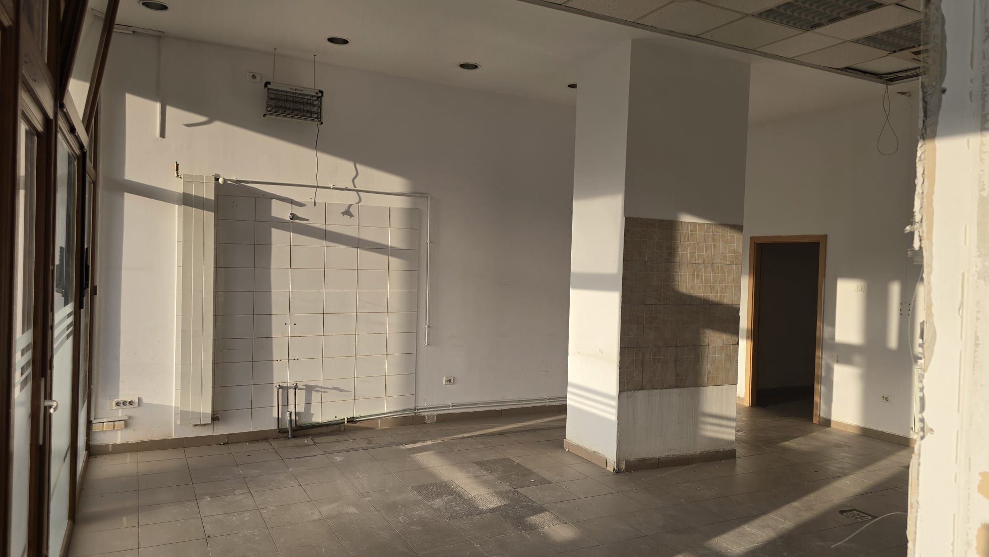 Spatiu comercial de aproximativ 120 mp | Vitrina de 14 m | I.L. Caragiale, Resita — fotografia 6