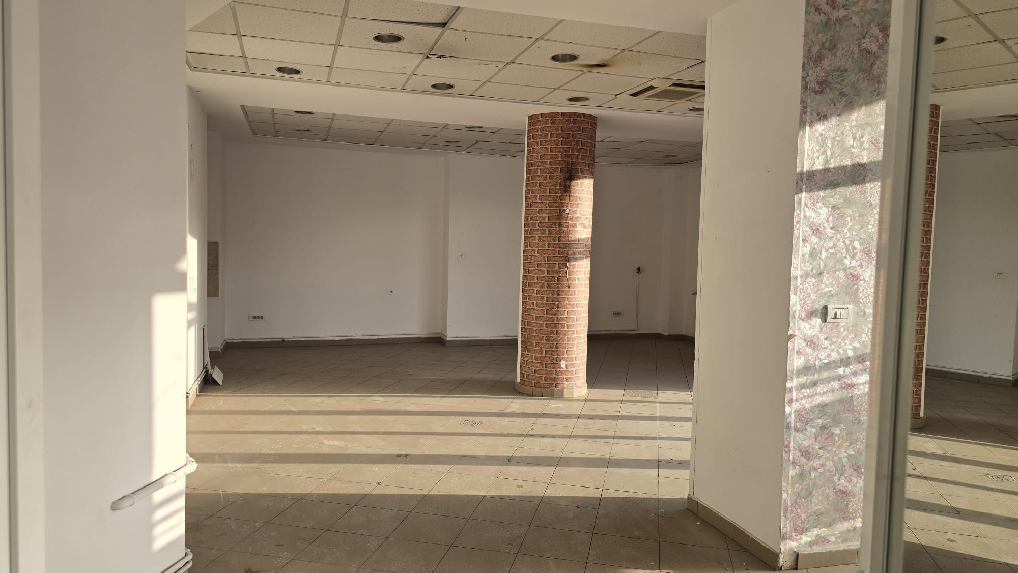 Spatiu comercial de aproximativ 120 mp | Vitrina de 14 m | I.L. Caragiale, Resita — fotografia 8
