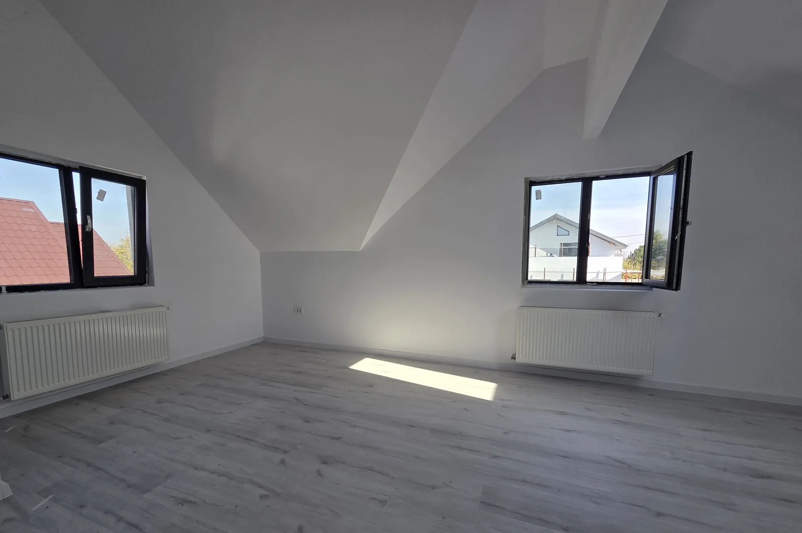 Vila Pe+M-5 camere-Vedere la Padurea Teghes-Domnesti — fotografia 4