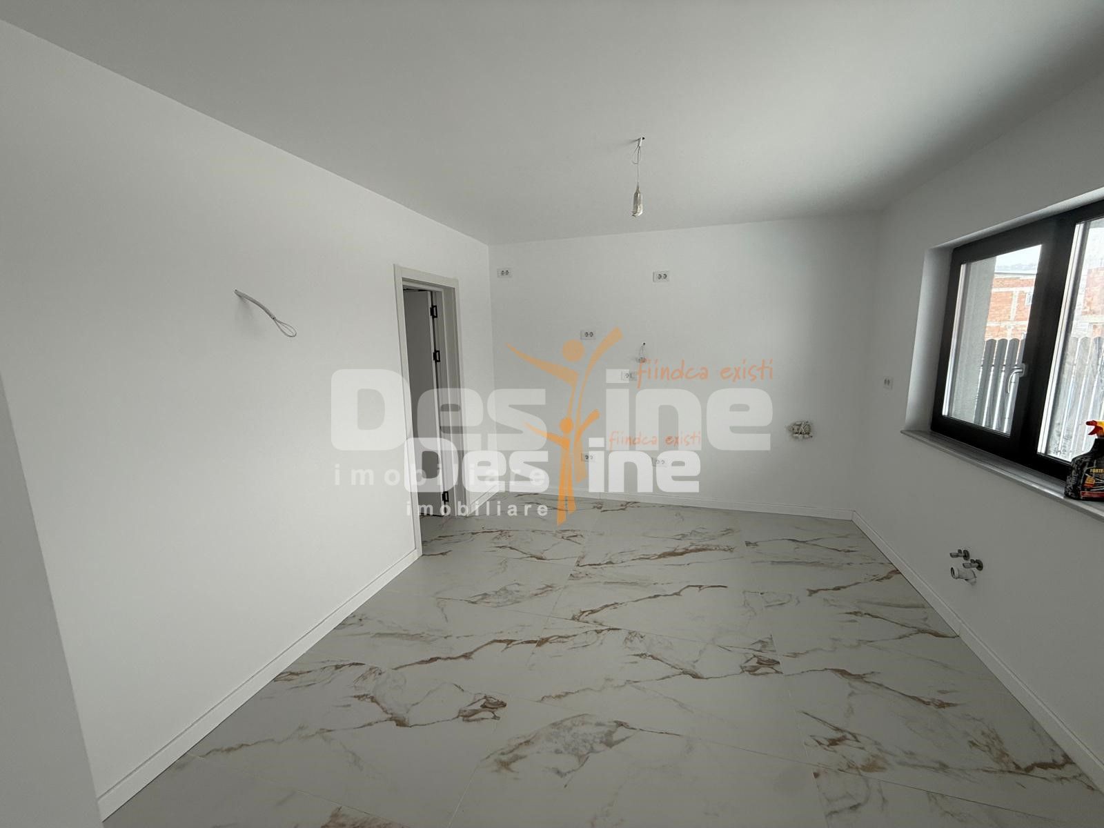 Casa cu etaj, 4 camere 170.000 euro, Comision 0% — fotografia 3