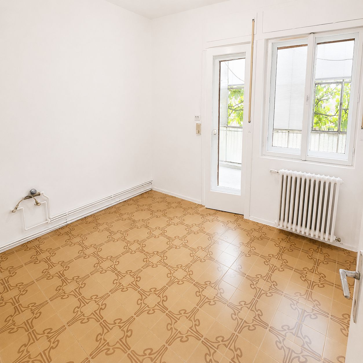 Apartament spațios cu 3 camere, 87 mp utili, 2 garaje, etaj 1 la casă — fotografia 4