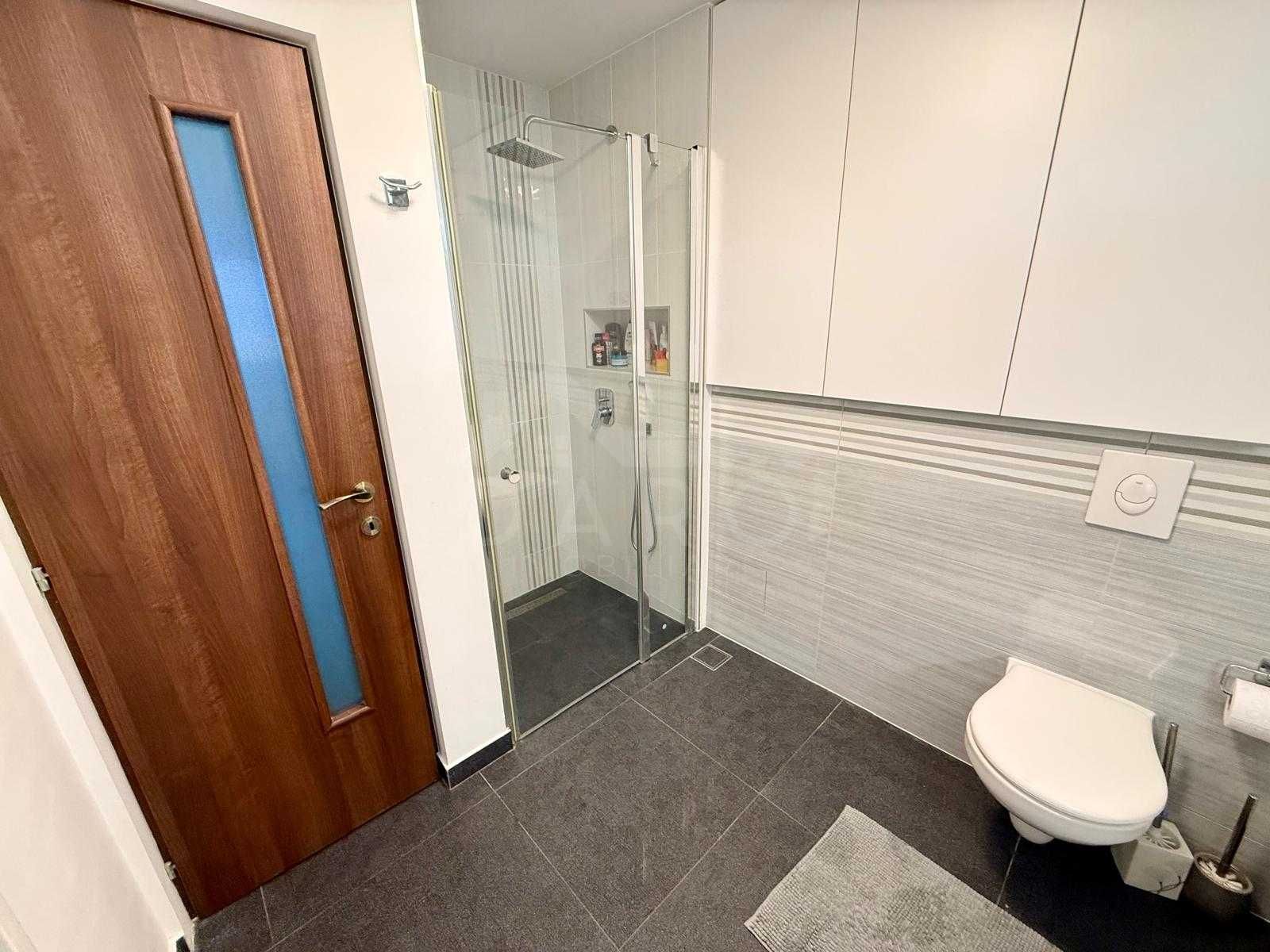 Apartament cu 2 camere, decomandat, etajul 3, complet renovat, ideal pentru locuit sau investiție, situat in cartierul Tudor, str Moldovei. — fotografia 5