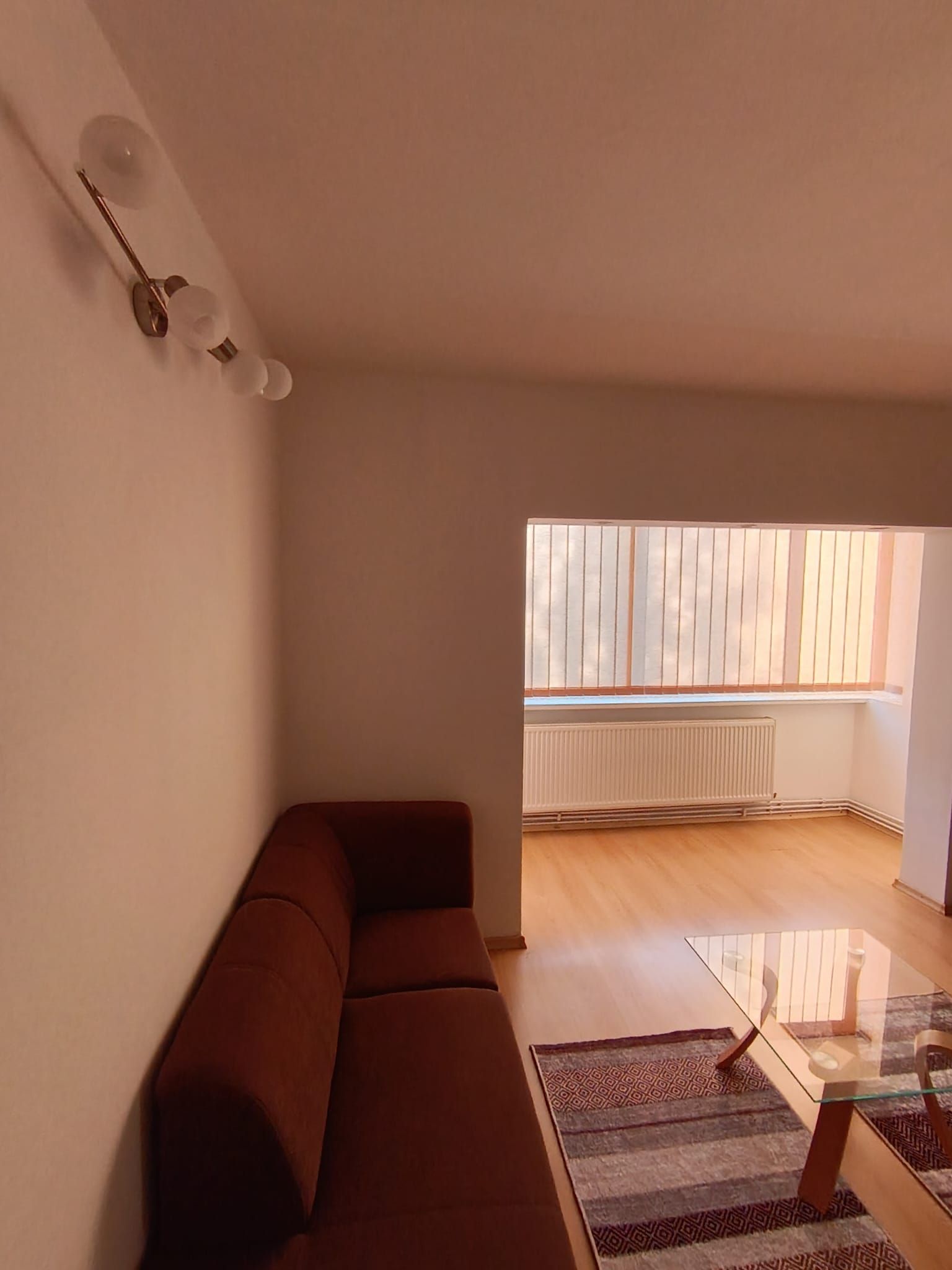 Apartament cu 2 camere, 55 mp, centrală proprie și aer condiționat — fotografia 2