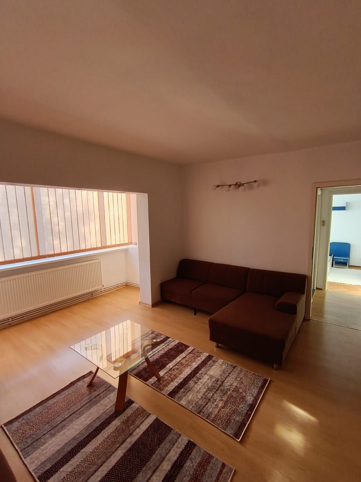 Apartament cu 2 camere, 55 mp, centrală proprie și aer condiționat — fotografia 3