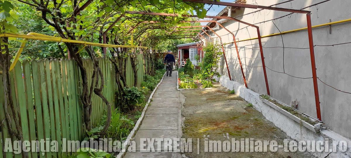 Casă de cărămidă, cu 4 camere, 417mp teren, lăngă Gara de Sud, Tecuci — fotografia 4