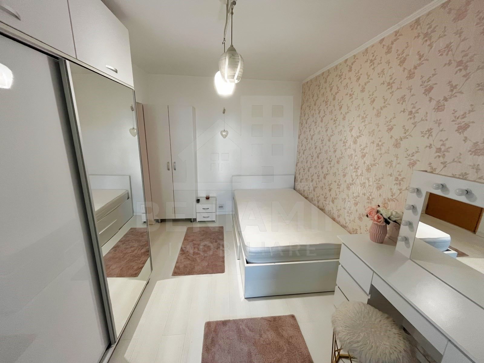 2Camere-Decomandat-Etaj 2-AC-Mobilat-Utilat-Modern-Zona Intim-Lapus — fotografia 3
