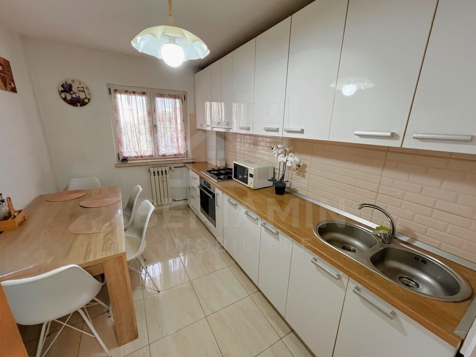 2Camere-Decomandat-Etaj 2-AC-Mobilat-Utilat-Modern-Zona Intim-Lapus — fotografia 4