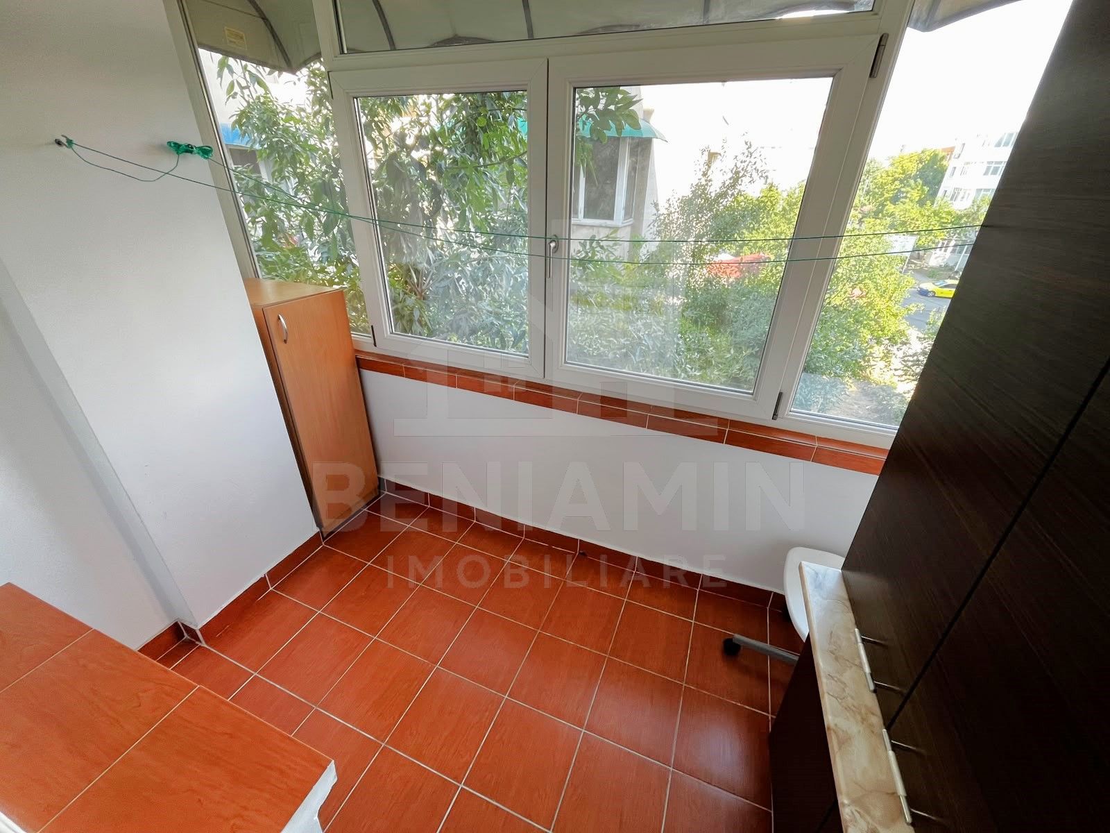 2Camere-Decomandat-Etaj 2-AC-Mobilat-Utilat-Modern-Zona Intim-Lapus — fotografia 6