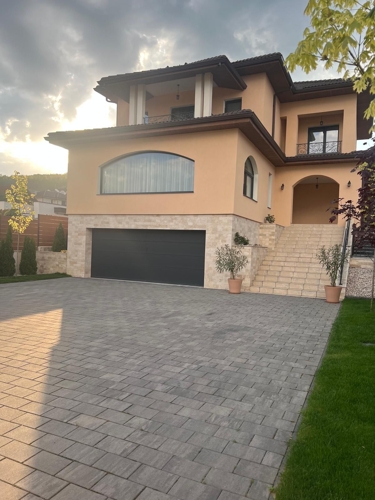 Casa 5 camere,477 mp,1077 mp teren, zona Cornisa,0%comision