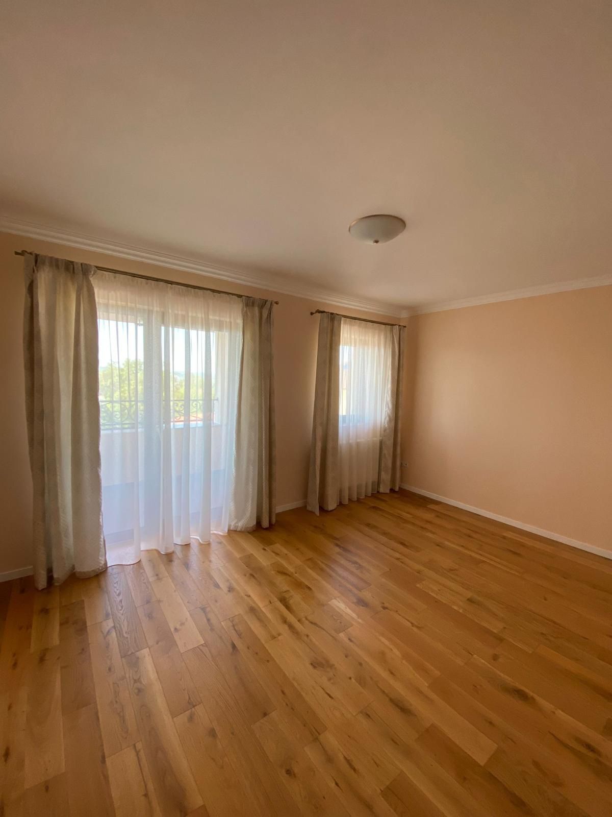 Casa 5 camere,477 mp,1077 mp teren, zona Cornisa,0%comision — fotografia 9